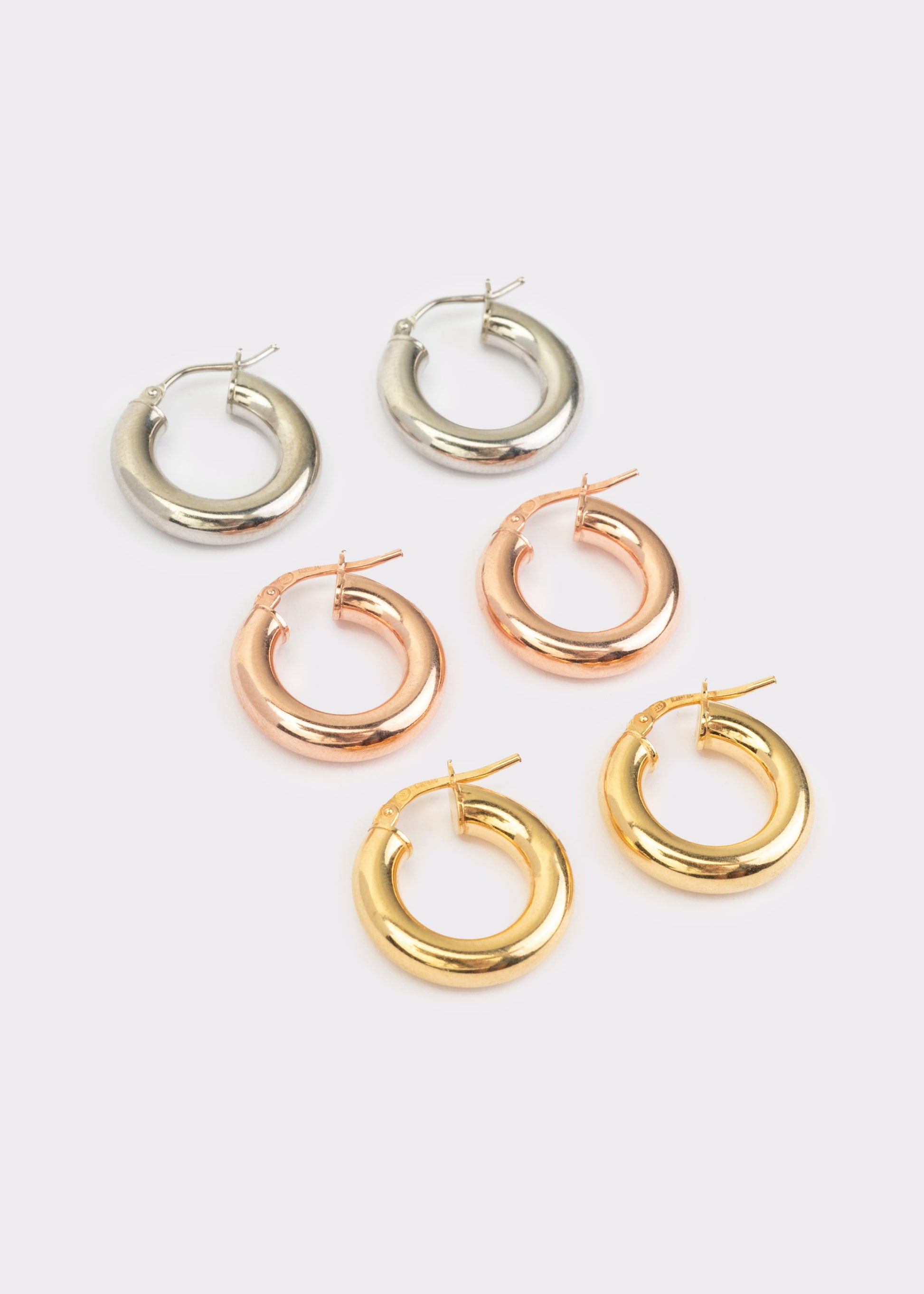 Orecchini a cerchio bombato piccolo in argento 925 nickel free, leggeri e luminosi, con chiusura a forcella, design moderno ed elegante da donna.