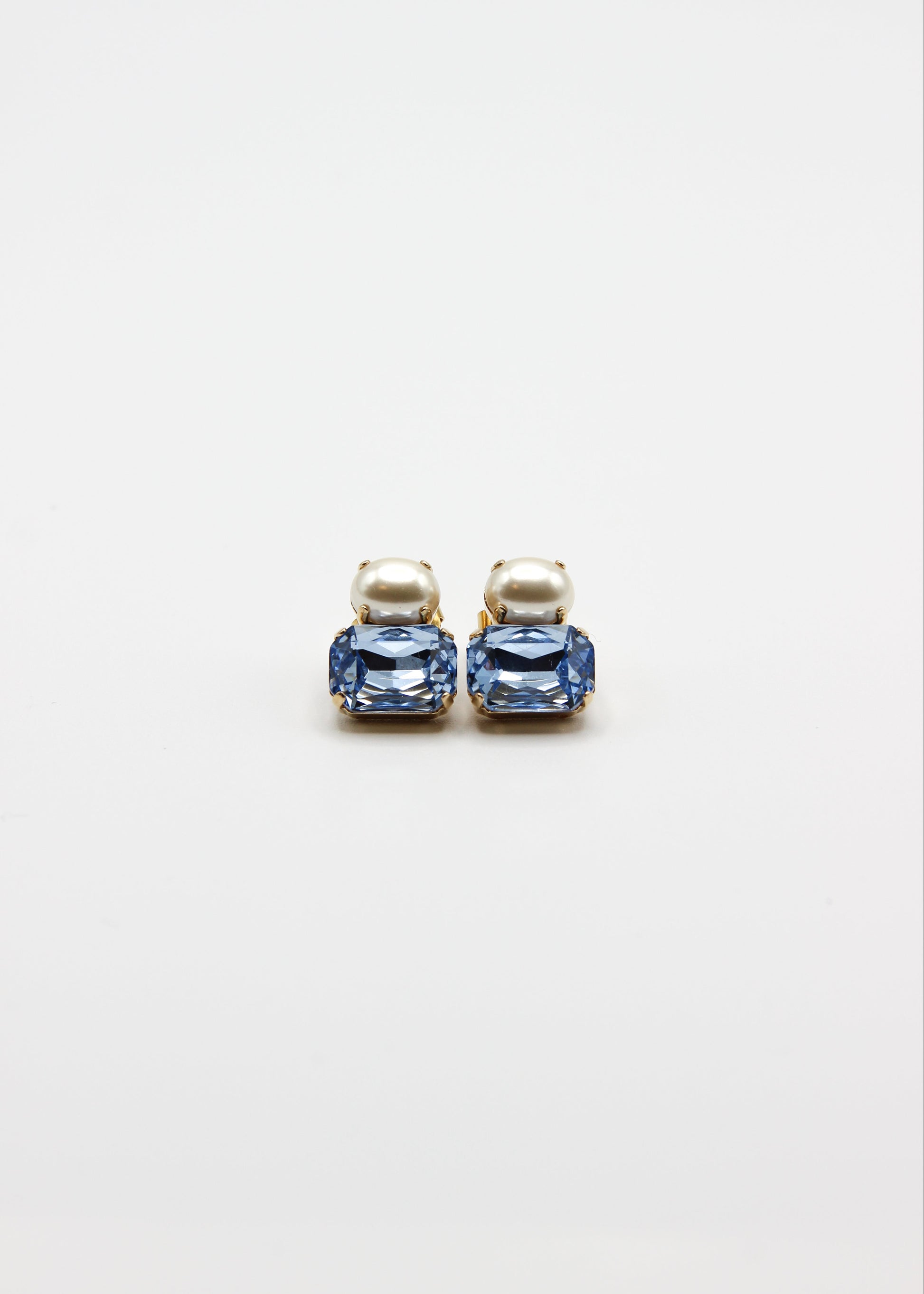 Gioielli artigianali Laura Sciunnach: orecchini con perla e zircone, eleganti e personalizzabili.