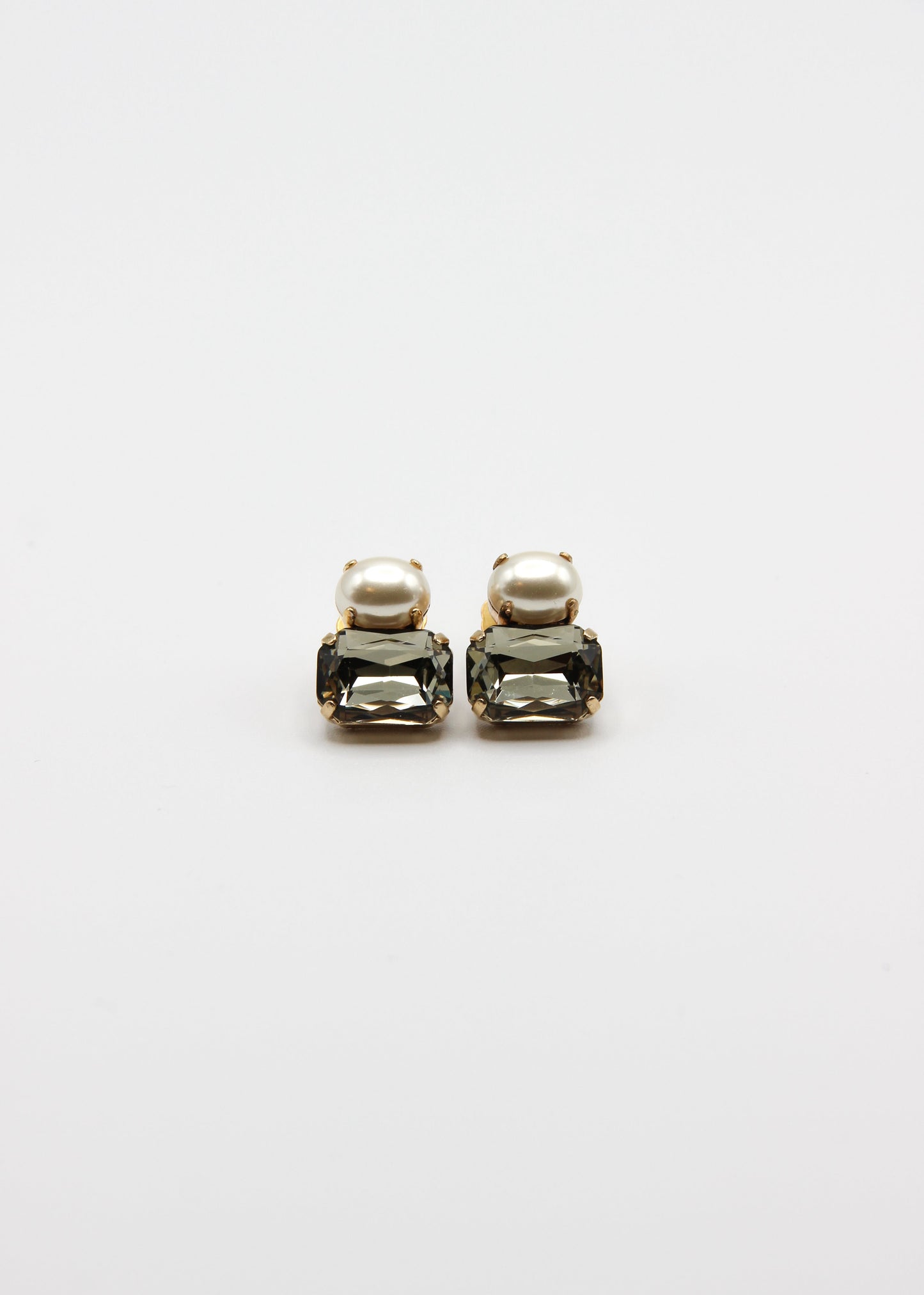 Dettaglio orecchini con perla e zircone multicolore, collezione Confetti Laura Sciunnach.