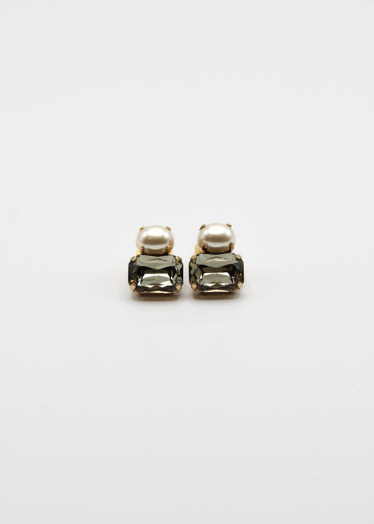 Dettaglio orecchini con perla e zircone multicolore, collezione Confetti Laura Sciunnach.