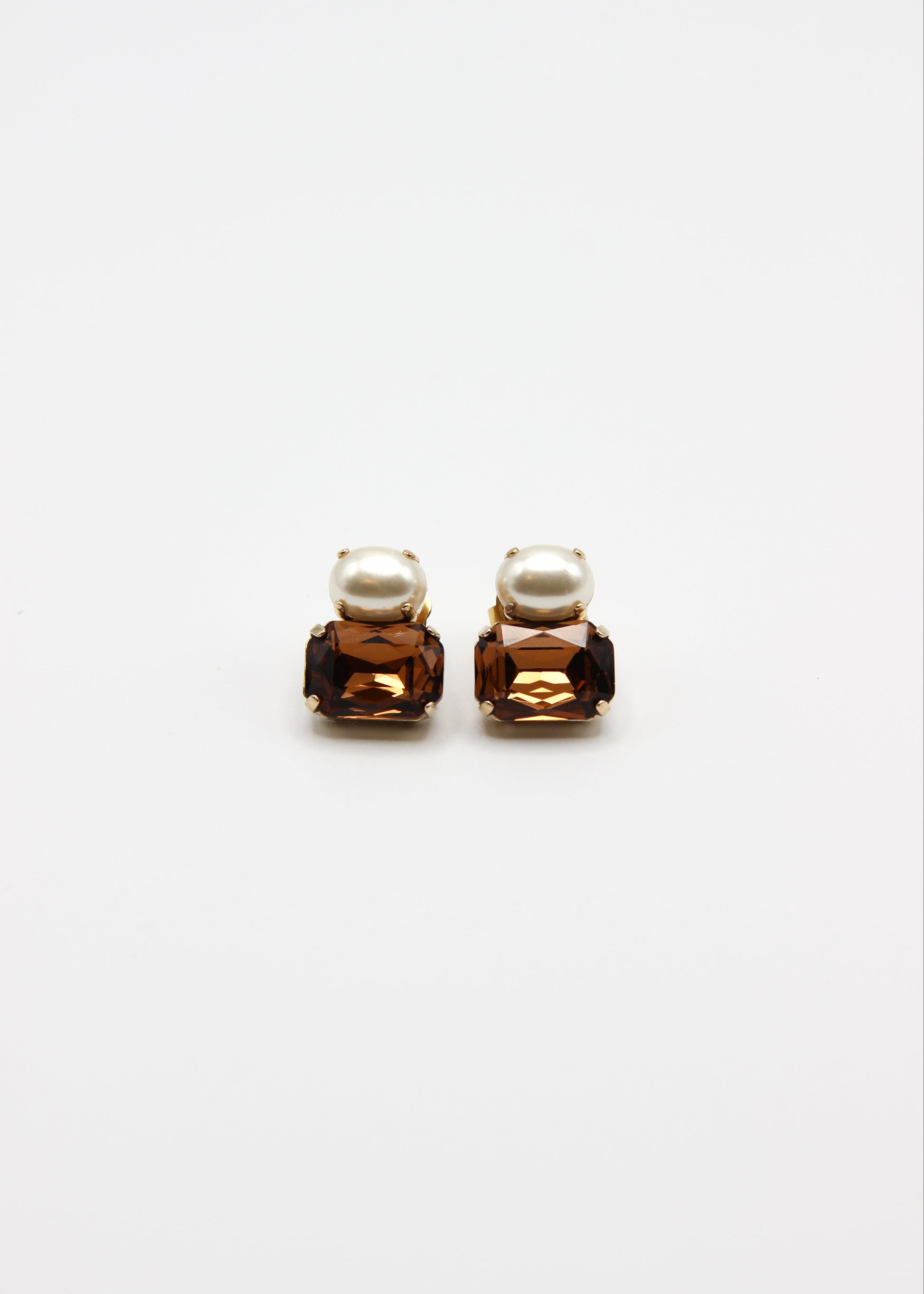 Dettaglio orecchini con perla e zircone multicolore, collezione Confetti Laura Sciunnach.