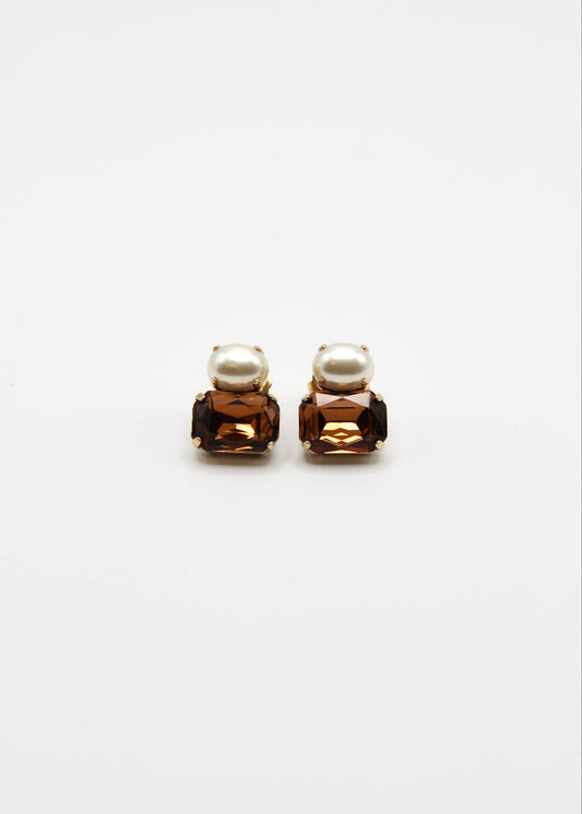 Dettaglio orecchini con perla e zircone multicolore, collezione Confetti Laura Sciunnach.