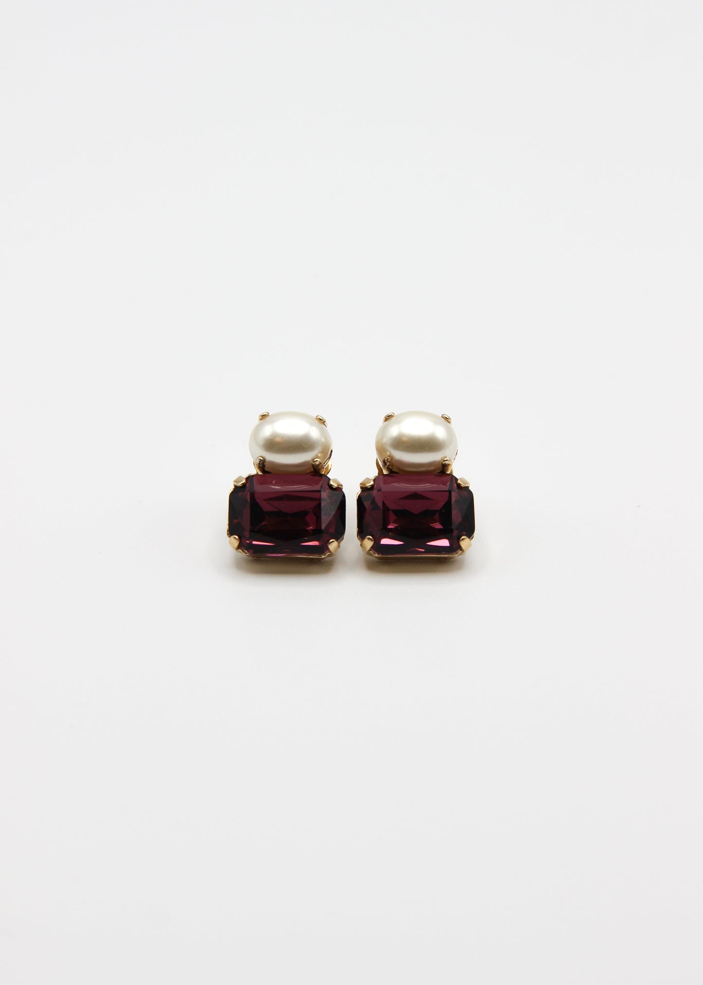 Dettaglio orecchini con perla e zircone multicolore, collezione Confetti Laura Sciunnach.