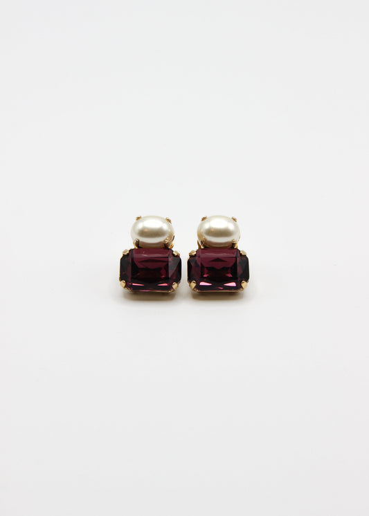 Dettaglio orecchini con perla e zircone multicolore, collezione Confetti Laura Sciunnach.
