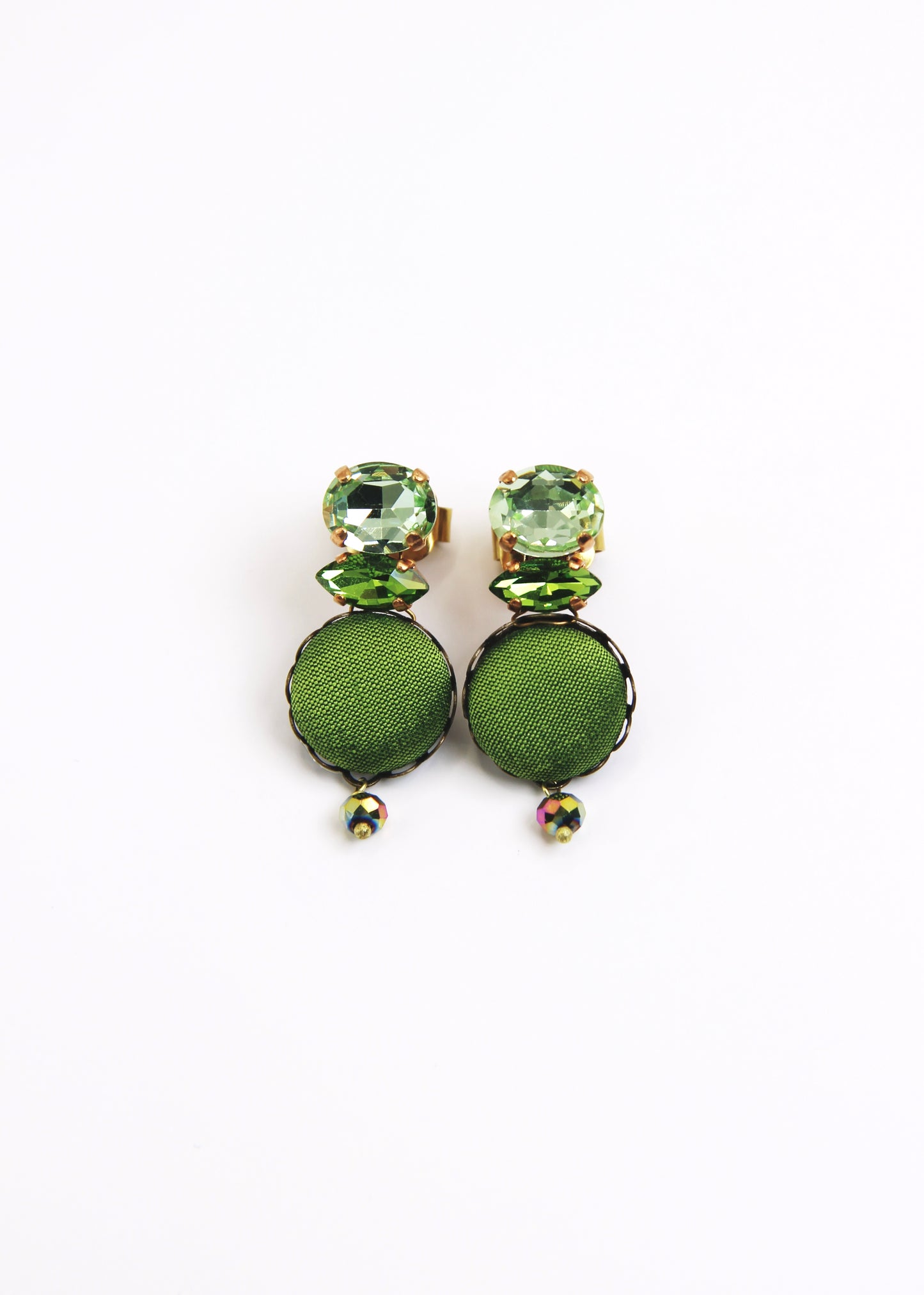 Orecchino artigianale realizzato da Laura Sciunnach Bijoux Metropolitan modello Venezia con bottone in stoffa verde oliva, cristalli tagliati e perlina pendente – gioiello fatto a mano, leggero e personalizzabile, ispirato alla città di Venezia. 