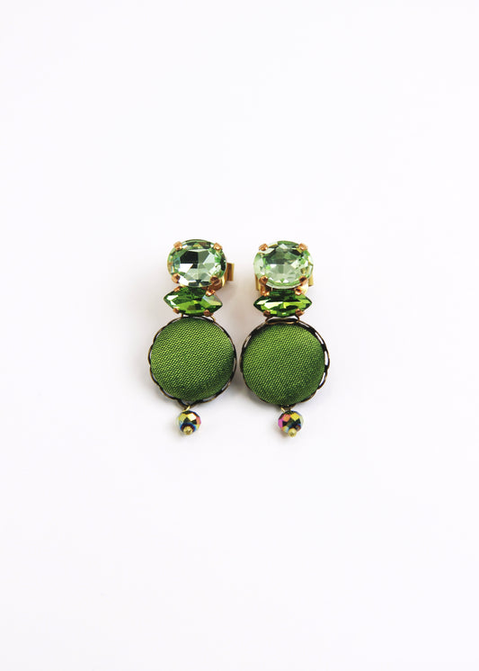 Orecchino artigianale realizzato da Laura Sciunnach Bijoux Metropolitan modello Venezia con bottone in stoffa verde oliva, cristalli tagliati e perlina pendente – gioiello fatto a mano, leggero e personalizzabile, ispirato alla città di Venezia. 