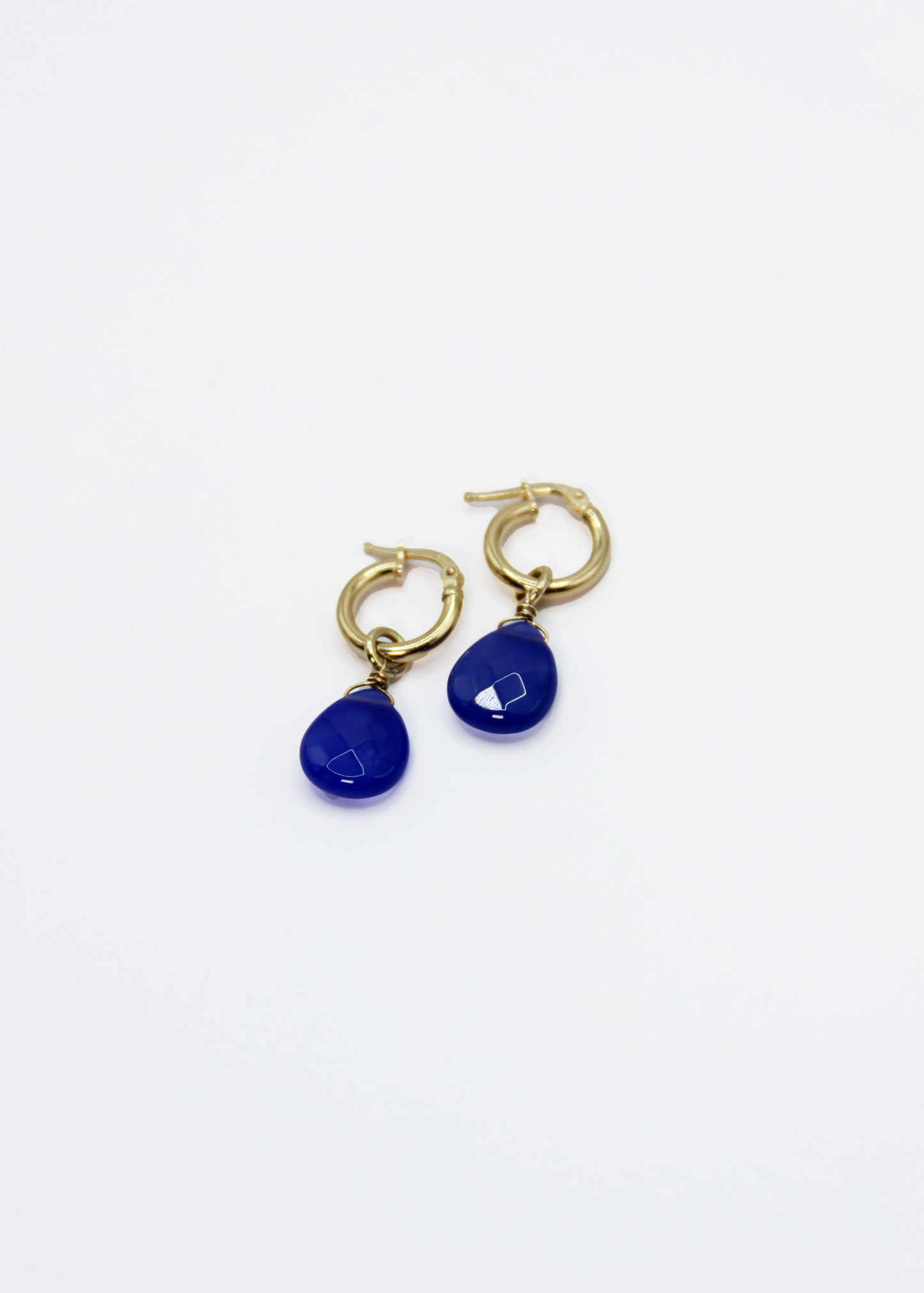 Orecchini Rugiada in argento 925 versione grande con anello a baionetta e ciondolo goccia in pietra naturale sfaccettata. Orecchini eleganti e versatili disponibili in 5 varianti colore, argento o argento placcato oro.