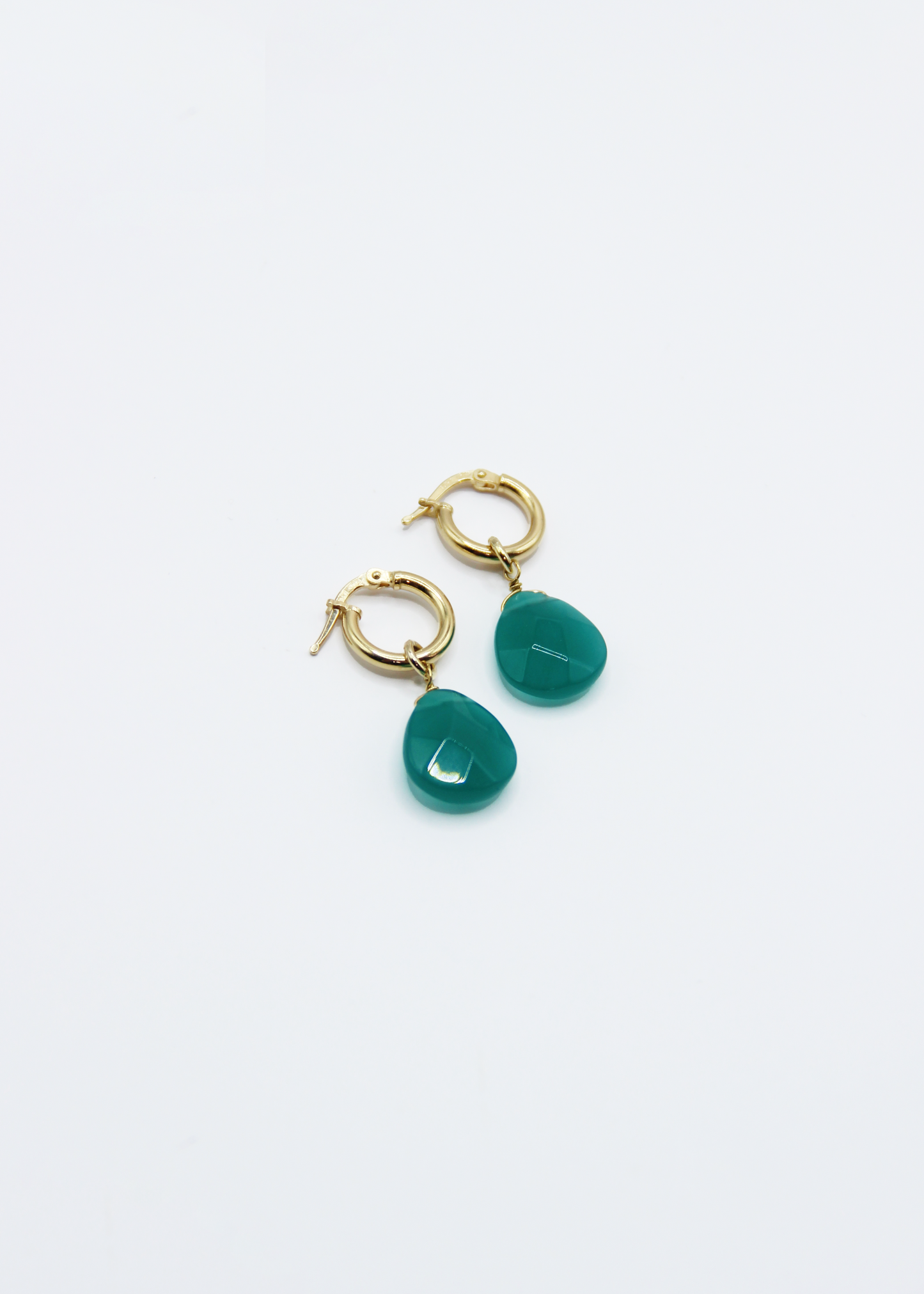Orecchini Rugiada in argento 925 versione grande con anello a baionetta e ciondolo goccia in pietra naturale sfaccettata. Orecchini eleganti e versatili disponibili in 5 varianti colore, argento o argento placcato oro.