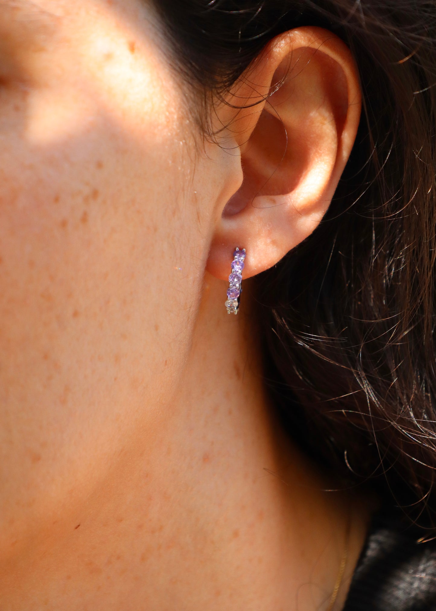 Orecchini hoop in argento con zirconi lilla e cristallo, cerchi luminosi dal design elegante disponibili in finitura argento, oro e oro rosa, diametro 1,5 cm.