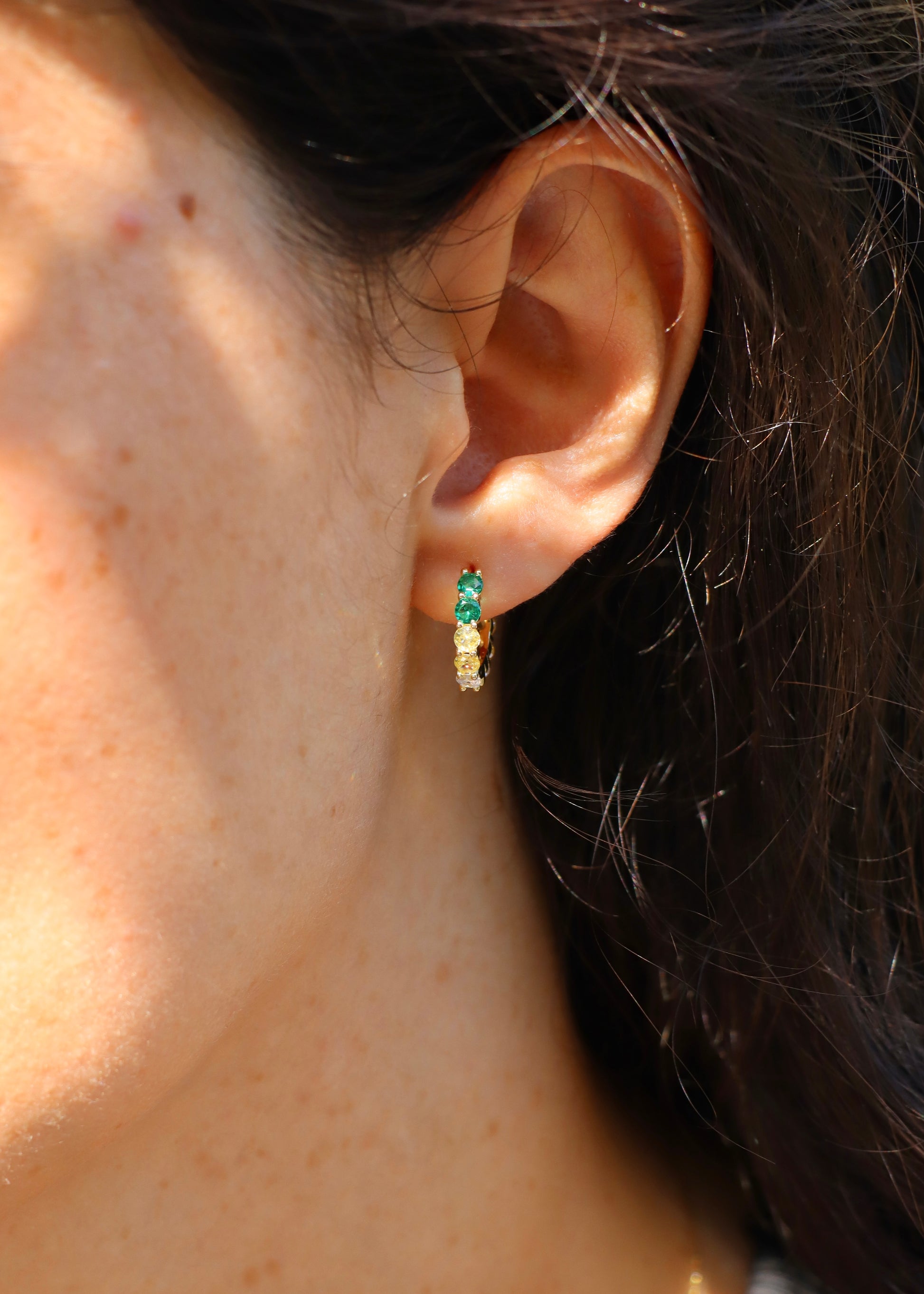 Orecchini hoop in argento con zirconi verdi e gialli, cerchi luminosi dal design elegante disponibili in finitura argento, oro e oro rosa, diametro 1,5 cm.