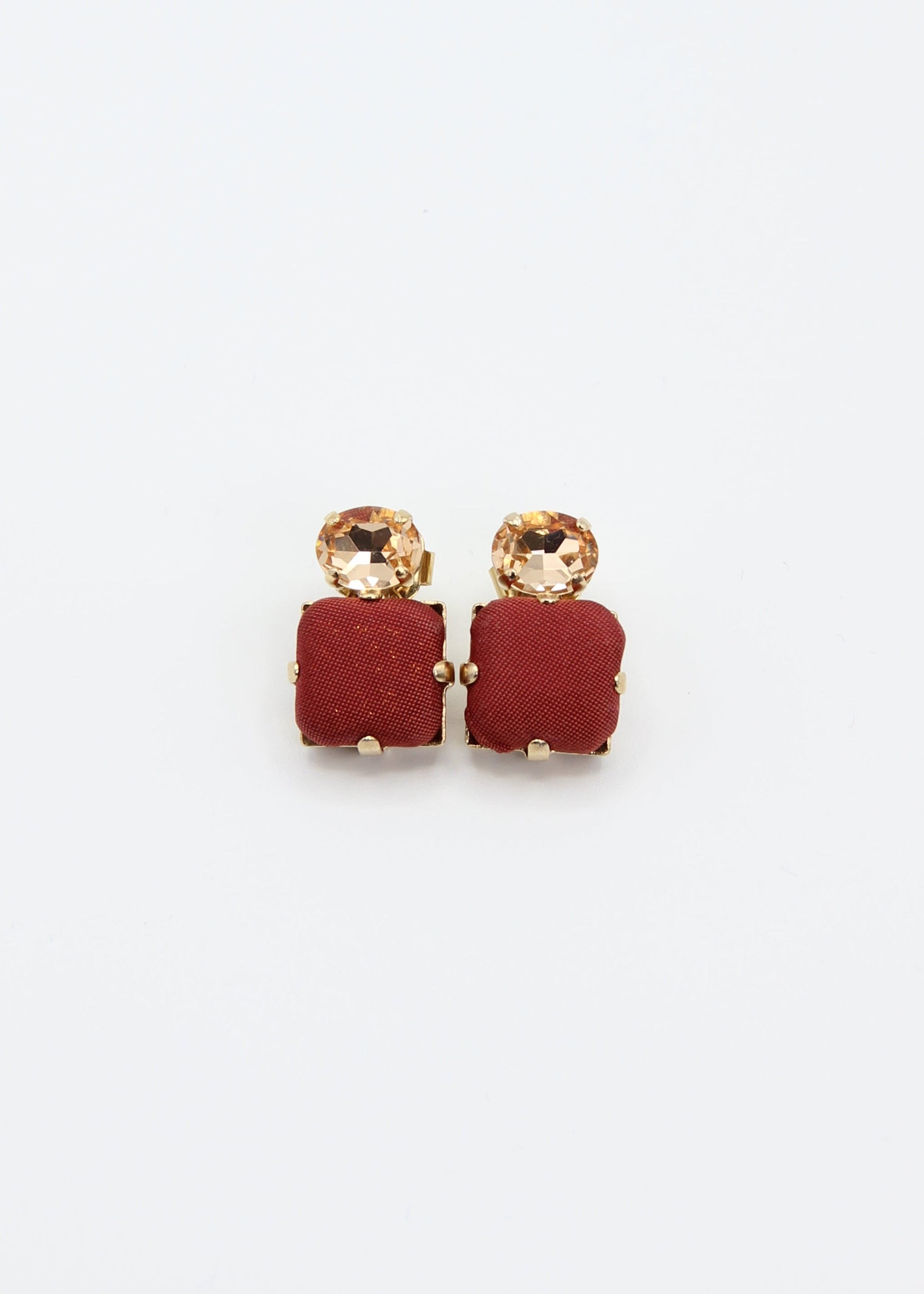 Orecchini borgogna eleganti fatti a mano da Laura Sciunnach Bijoux, modello Metropolitan Siviglia con bottone quadrato in stoffa borgogna e cristallo ovale color topazio, design geometrico leggero e raffinato.