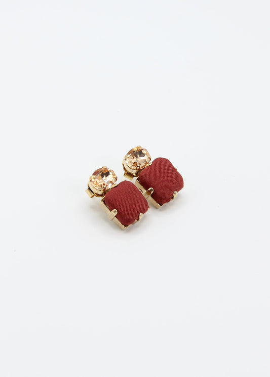 Orecchini borgogna eleganti fatti a mano da Laura Sciunnach Bijoux, modello Metropolitan Siviglia con bottone quadrato in stoffa borgogna e cristallo ovale color topazio, design geometrico leggero e raffinato.