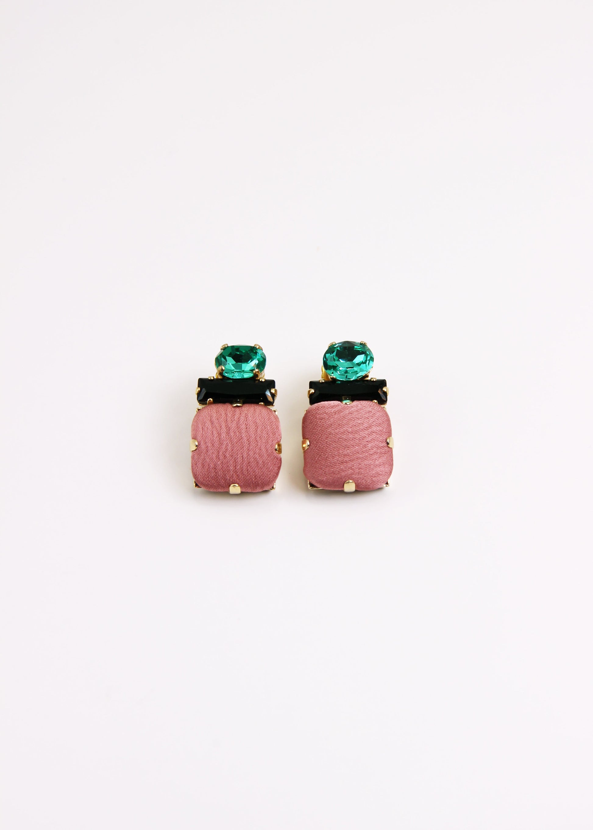 Orecchino artigianale Metropolitan modello Roma con bottone quadrato rosa antico e cristalli colorati nero e verde acqua – design audace, fatto a mano da Laura Sciunnach Bijoux, leggero e personalizzabile, ispirato alla città di Roma.