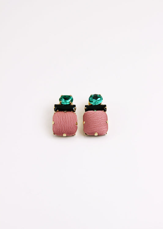 Orecchino artigianale Metropolitan modello Roma con bottone quadrato rosa antico e cristalli colorati nero e verde acqua – design audace, fatto a mano da Laura Sciunnach Bijoux, leggero e personalizzabile, ispirato alla città di Roma.