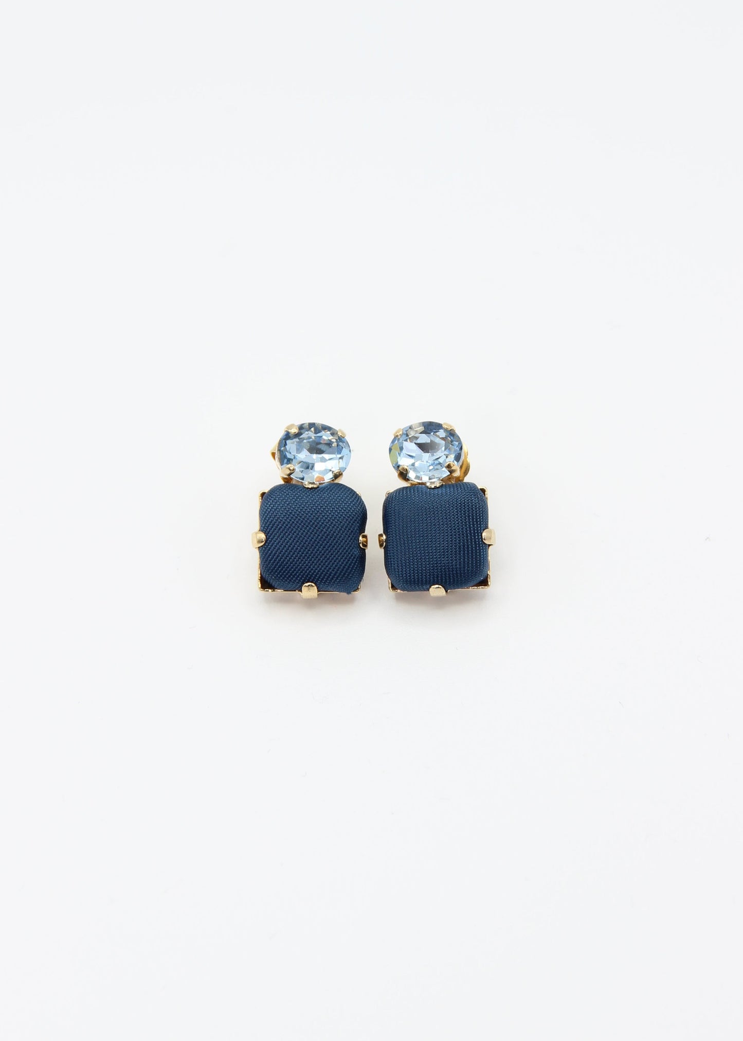 Orecchini blu eleganti fatti a mano da Laura Sciunnach Bijoux, modello Metropolitan Siviglia con bottone quadrato blu notte e cristallo ovale azzurro, design geometrico leggero e raffinato.