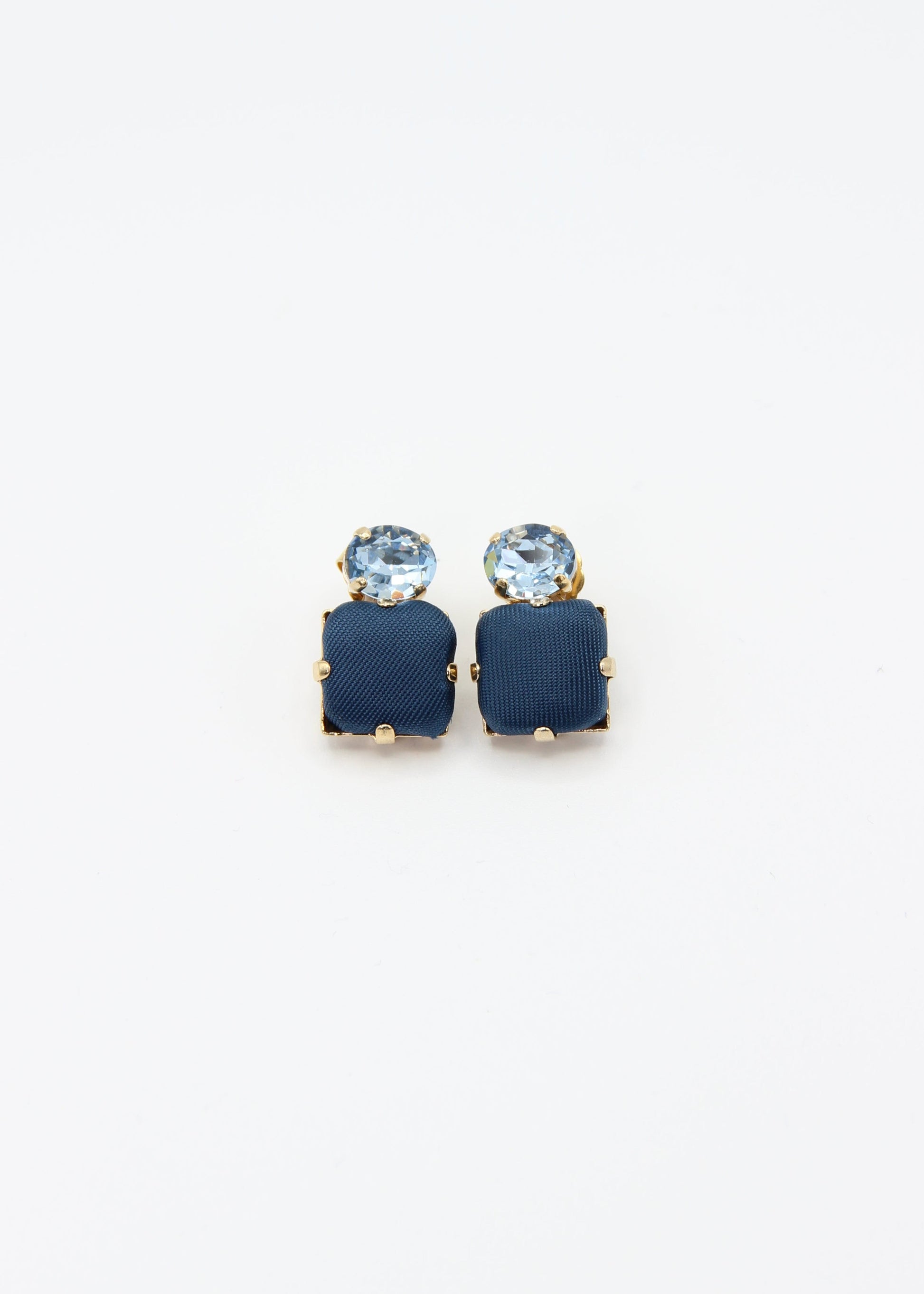 Orecchini blu eleganti fatti a mano da Laura Sciunnach Bijoux, modello Metropolitan Siviglia con bottone quadrato blu notte e cristallo ovale azzurro, design geometrico leggero e raffinato.
