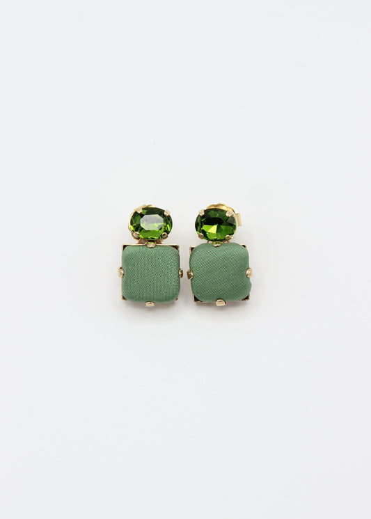Orecchini verde salvia eleganti fatti a mano da Laura Sciunnach Bijoux, modello Metropolitan Siviglia con bottone quadrato in stoffa verde salvia e cristallo ovale verde tono su tono, design geometrico leggero e raffinato.