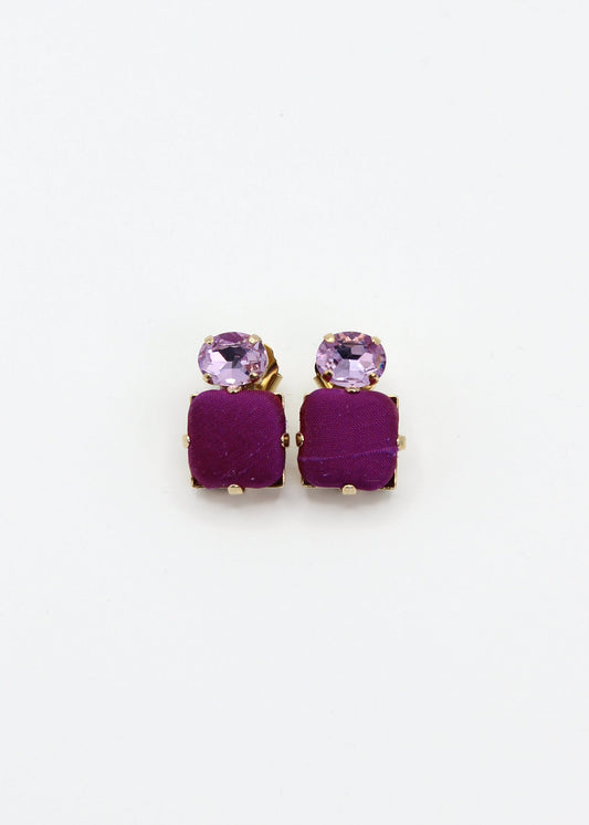 Orecchini viola eleganti fatti a mano da Laura Sciunnach Bijoux, modello Metropolitan Siviglia con bottone quadrato in stoffa viola e cristallo ovale lilla, design geometrico leggero e raffinato.