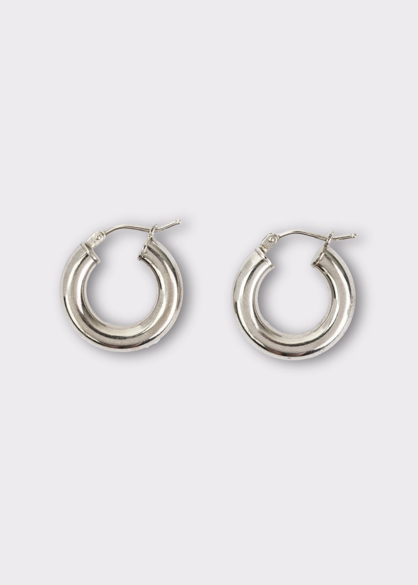 Orecchini a cerchio bombato piccolo in argento 925 nickel free, leggeri e luminosi, con chiusura a forcella, design moderno ed elegante da donna.