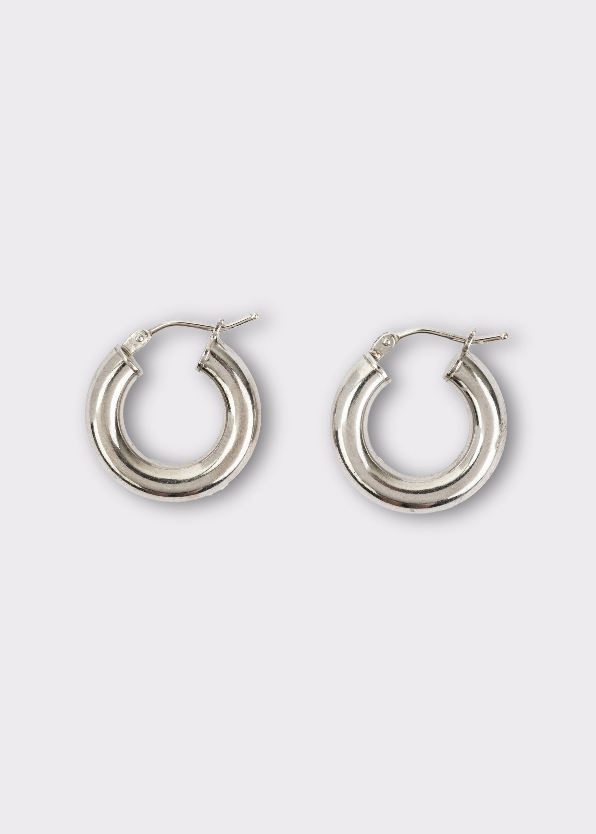 Orecchini a cerchio bombato piccolo in argento 925 nickel free, leggeri e luminosi, con chiusura a forcella, design moderno ed elegante da donna.