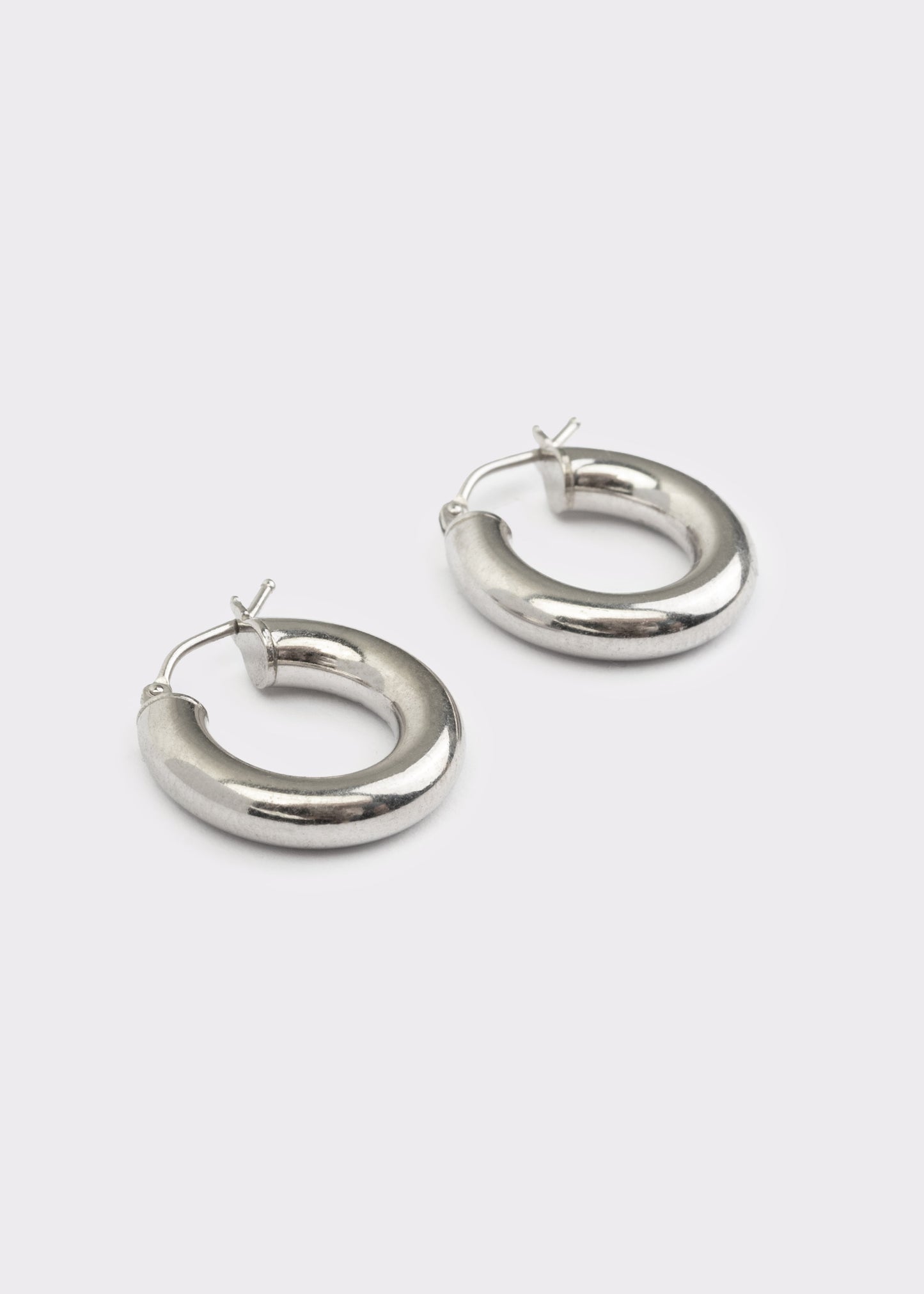 Orecchini a cerchio bombato piccolo in argento 925 nickel free, leggeri e luminosi, con chiusura a forcella, design moderno ed elegante da donna.