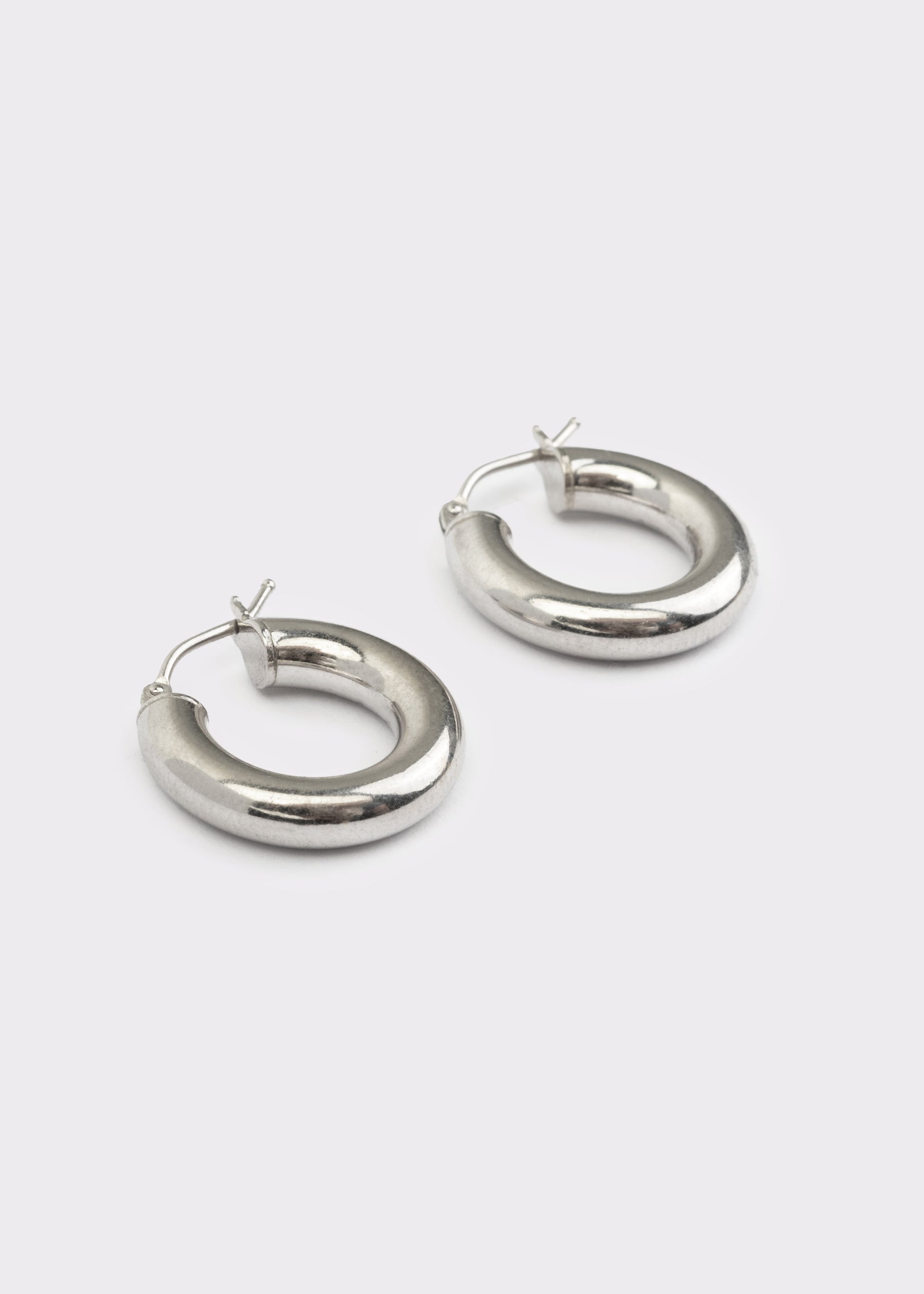Orecchini a cerchio bombato piccolo in argento 925 nickel free, leggeri e luminosi, con chiusura a forcella, design moderno ed elegante da donna.
