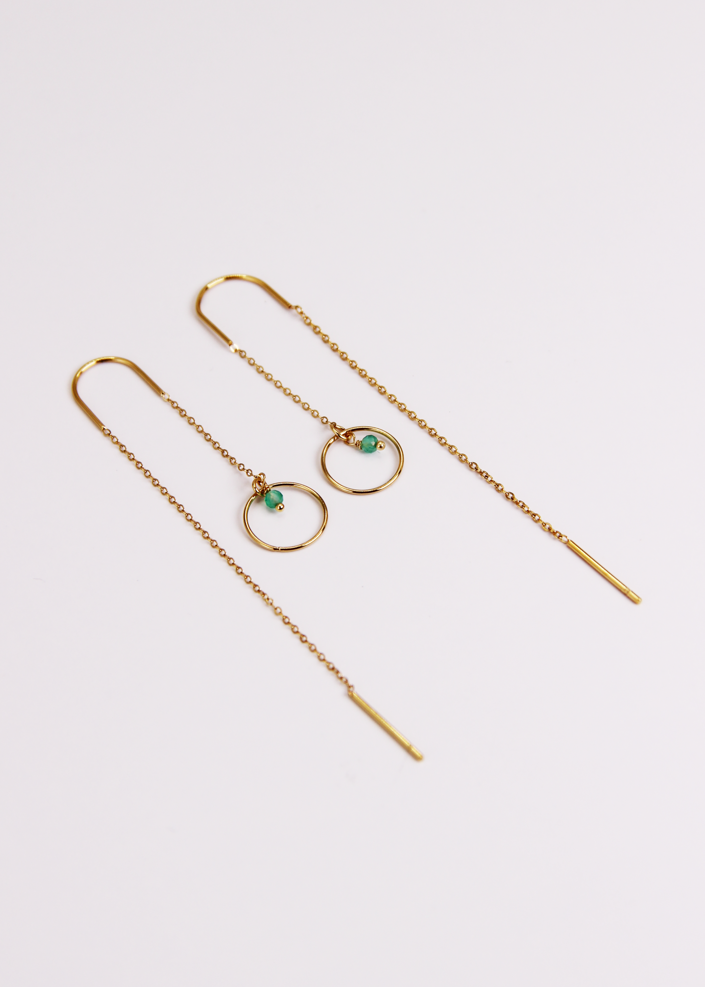 Orecchino saliscendi arco Saturno in acciaio dorato con archetto rigido, catena sottile e ciondolo a cerchio con pietra centrale, design elegante e minimal