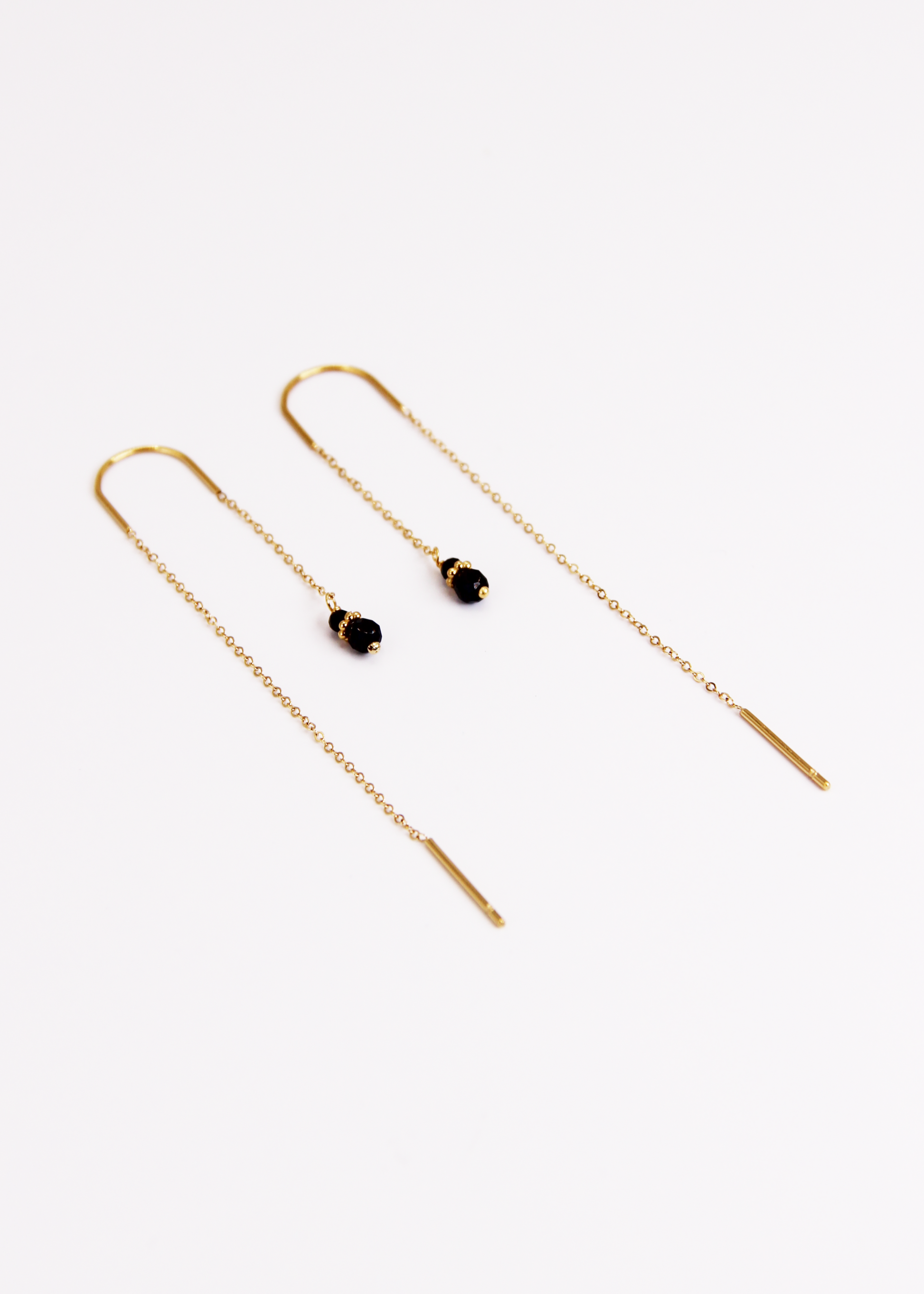 Orecchini Saliscendi Arco in acciaio inossidabile oro con archetto rigido e pietra naturale, realizzati artigianalmente da Laura Sciunnach; design elegante e minimalista con catena sottile e finitura lucida.