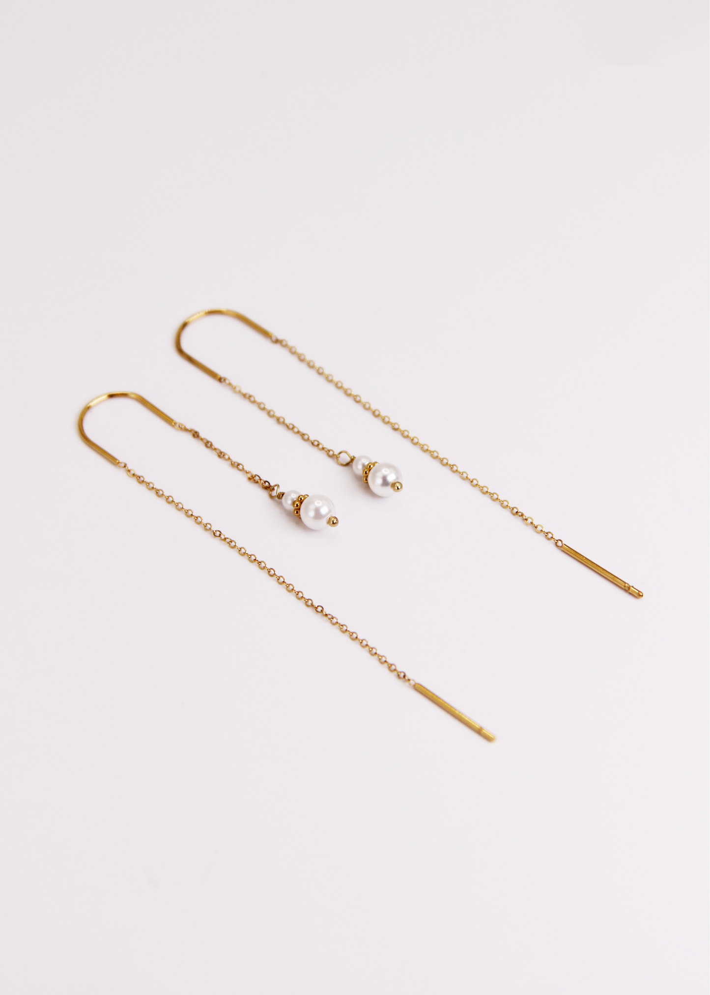 Orecchini Saliscendi Arco in acciaio inossidabile oro con archetto rigido e pietra naturale, realizzati artigianalmente da Laura Sciunnach; design elegante e minimalista con catena sottile e finitura lucida.