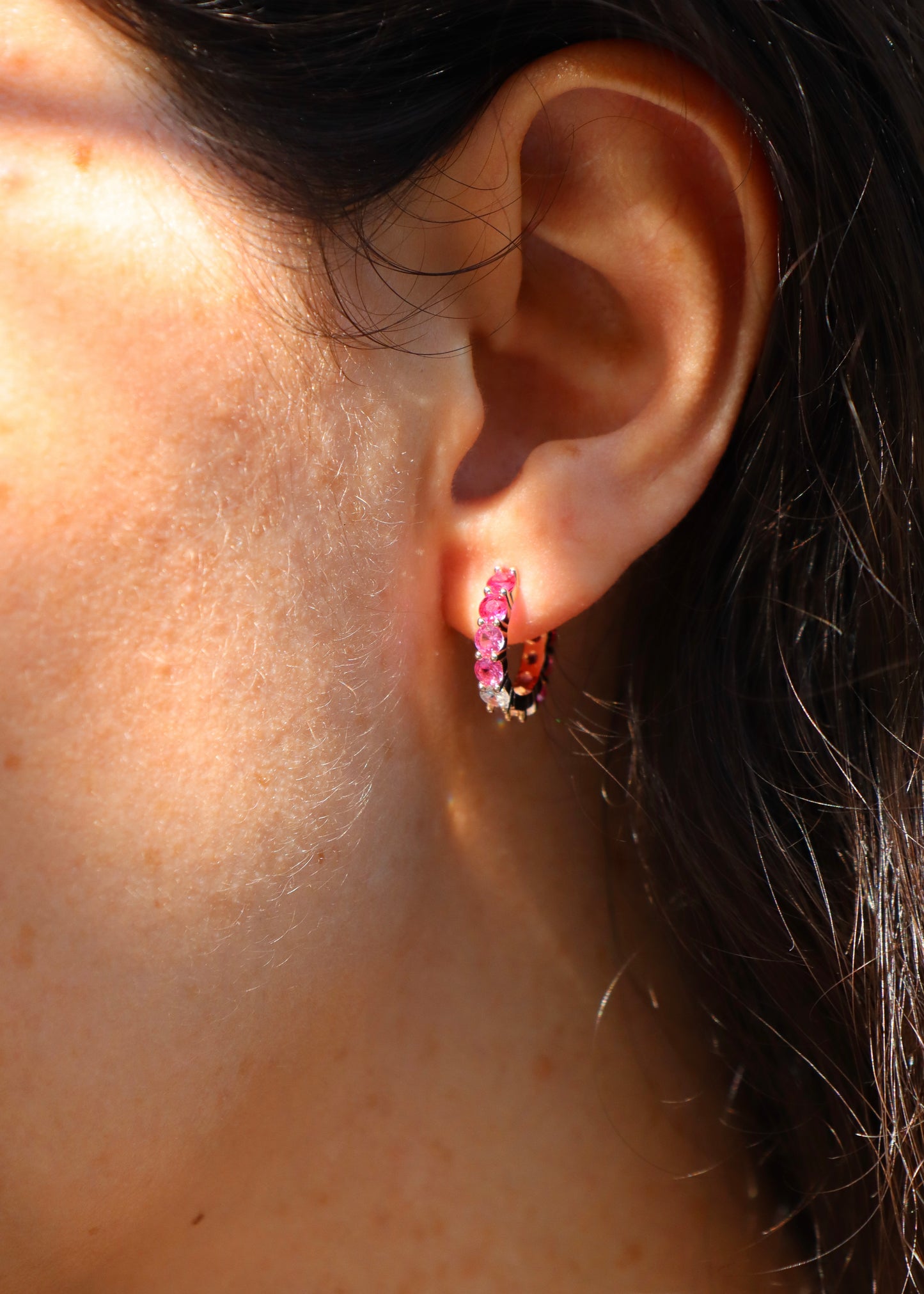 Orecchini hoop in argento con zirconi fucsia e rosa, cerchi luminosi dal design elegante disponibili in finitura argento, oro e oro rosa, diametro 1,5 cm.