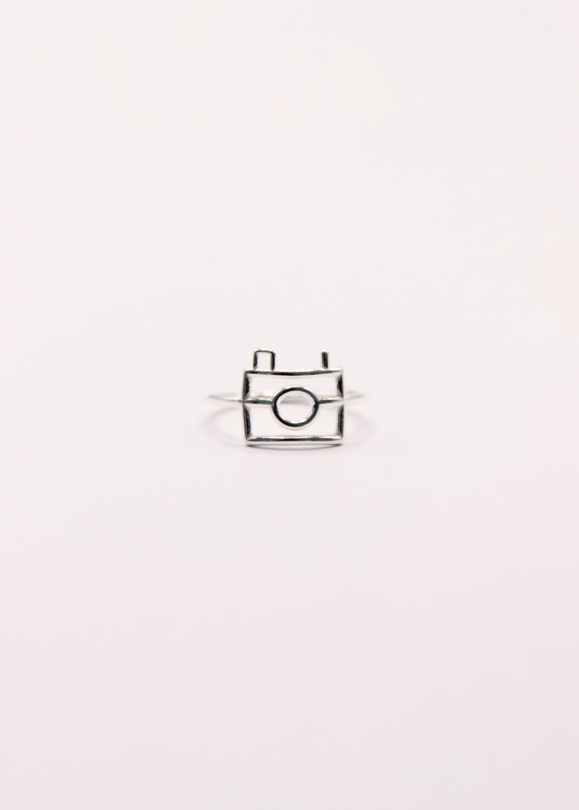 Un anello dedicato a chi ama la fotografia e i piccoli dettagli che raccontano una passione. Fa parte della collezione Linee d’Argento ed è realizzato artigianalmente, come ogni gioiello Sciunnach.