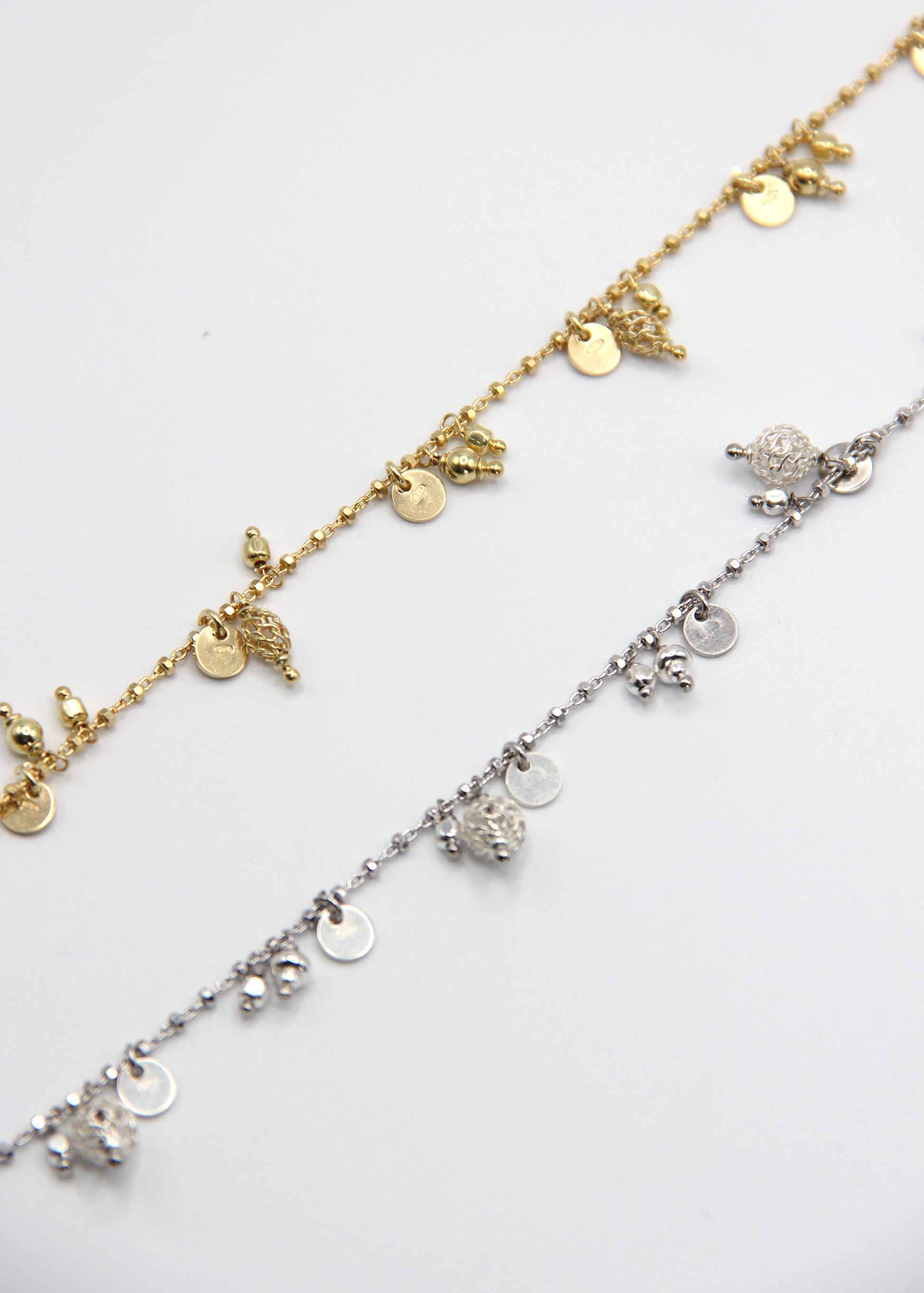 Bracciale Little Princess Monochrome Laura Sciunnach disponibile in argento 925 e argento placcato oro giallo. Confronto delle due finiture del gioiello artigianale Made in Italy con ciondoli traforati.