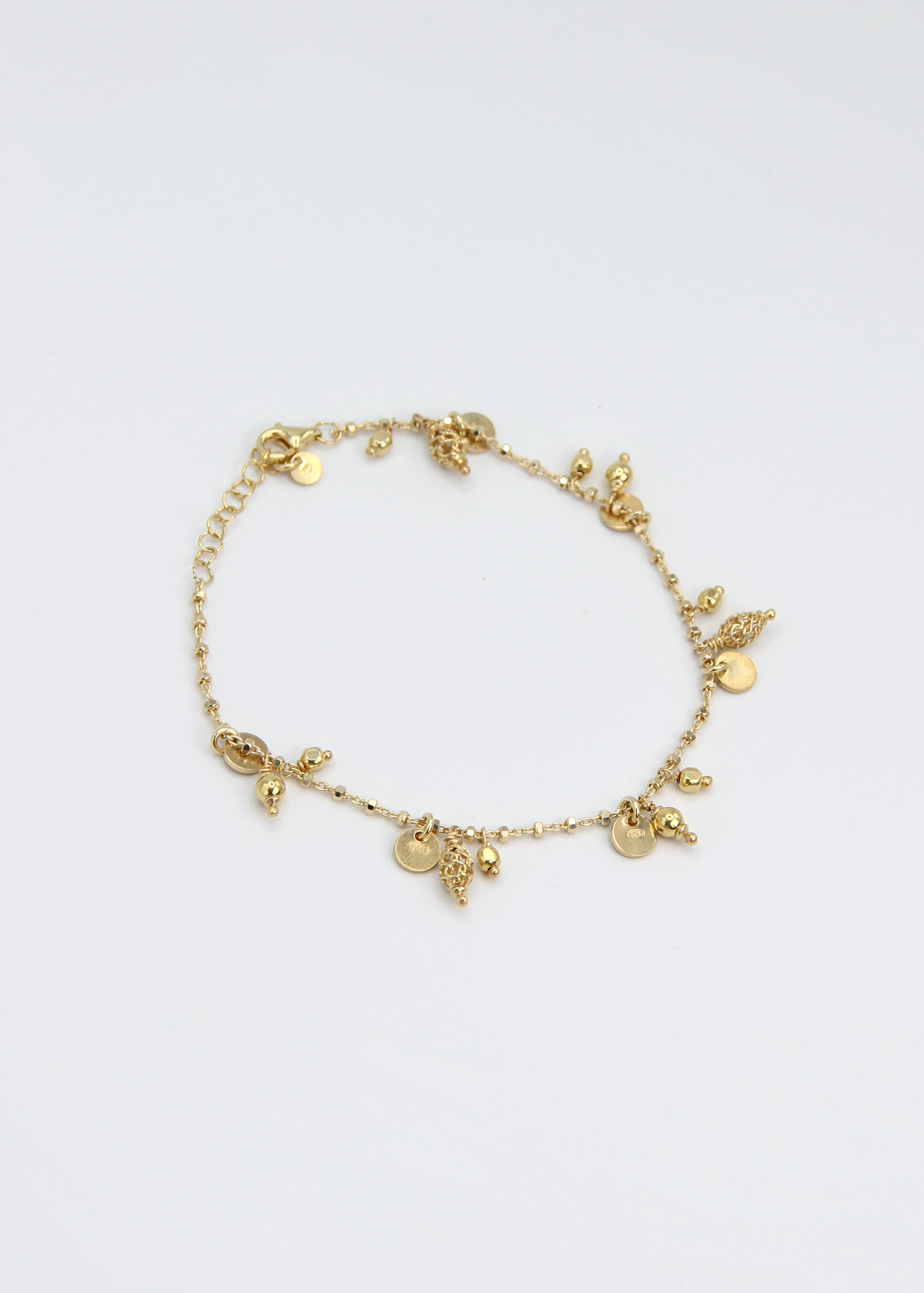 Bracciale Little Princess Monochrome Laura Sciunnach in argento 925 con ciondoli traforati, medagliette rotonde e pepite. Bracciale donna artigianale Made in Italy dal design leggero ed elegante