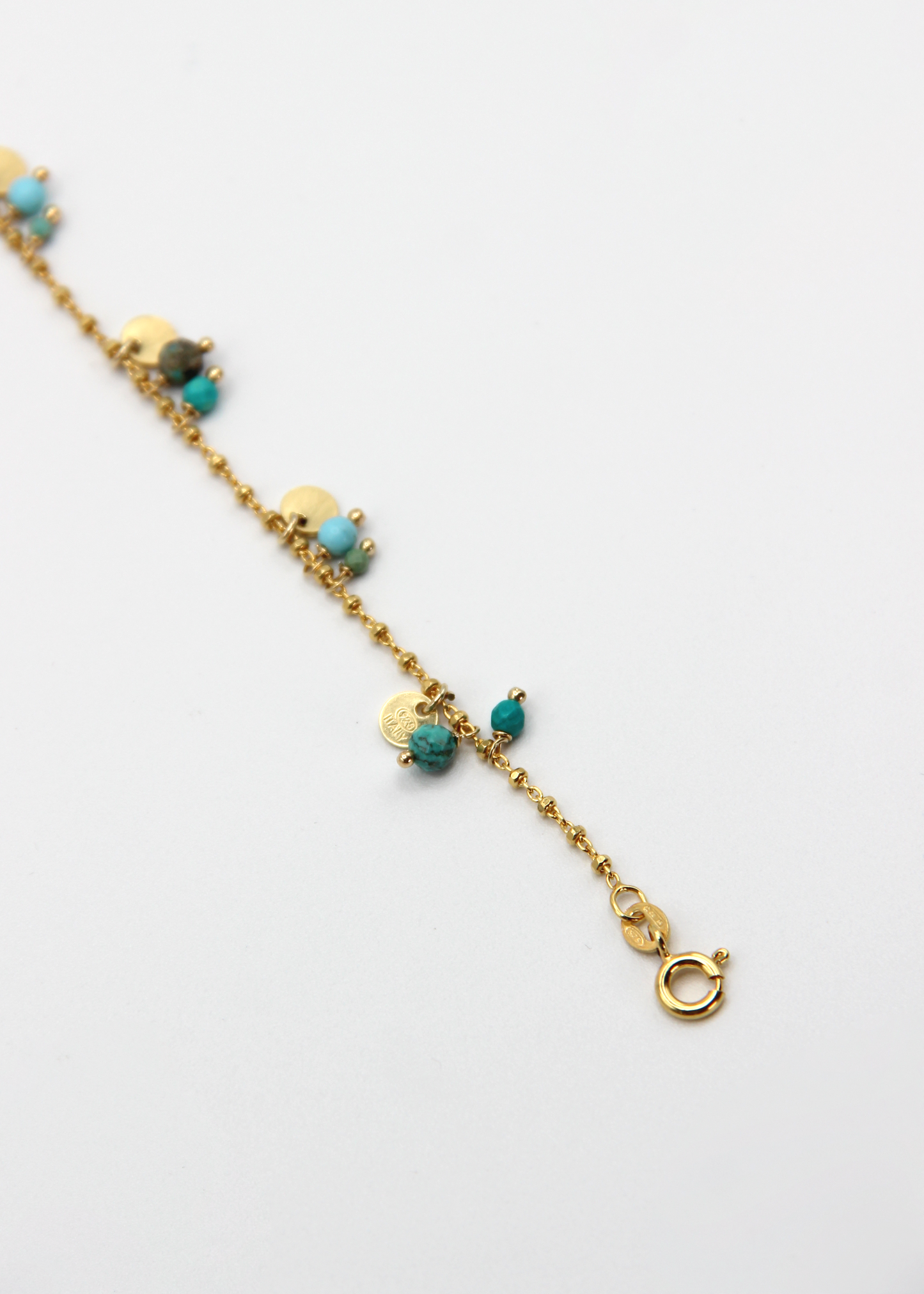 Dettaglio delle pietre di turchese e dei ciondoli rotondi del bracciale Little Princess Summer Edition Laura Sciunnach. Bracciale estivo donna in argento 925 dal design fresco e contemporaneo.