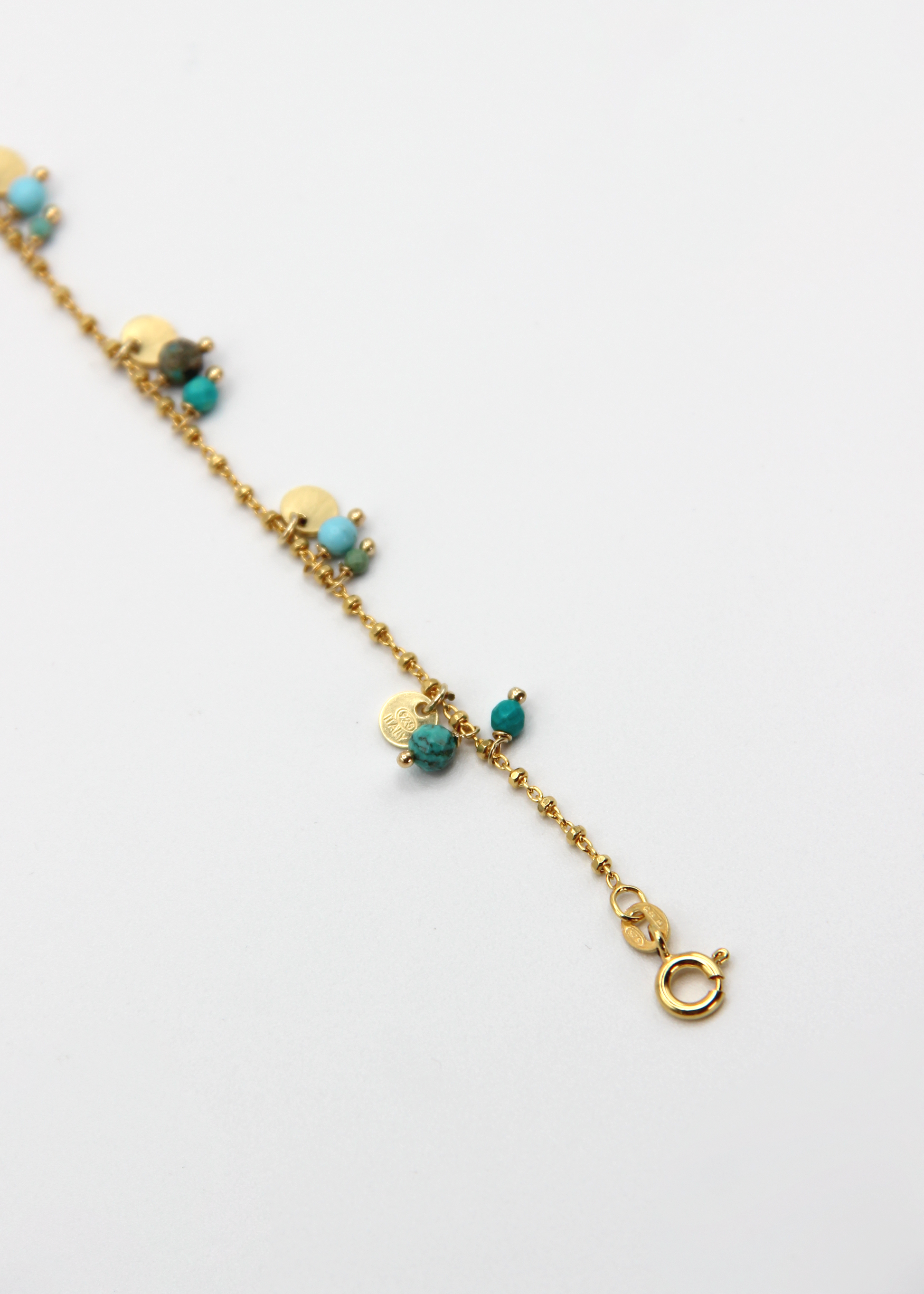Dettaglio delle pietre di turchese e dei ciondoli rotondi del bracciale Little Princess Summer Edition Laura Sciunnach. Bracciale estivo donna in argento 925 dal design fresco e contemporaneo.