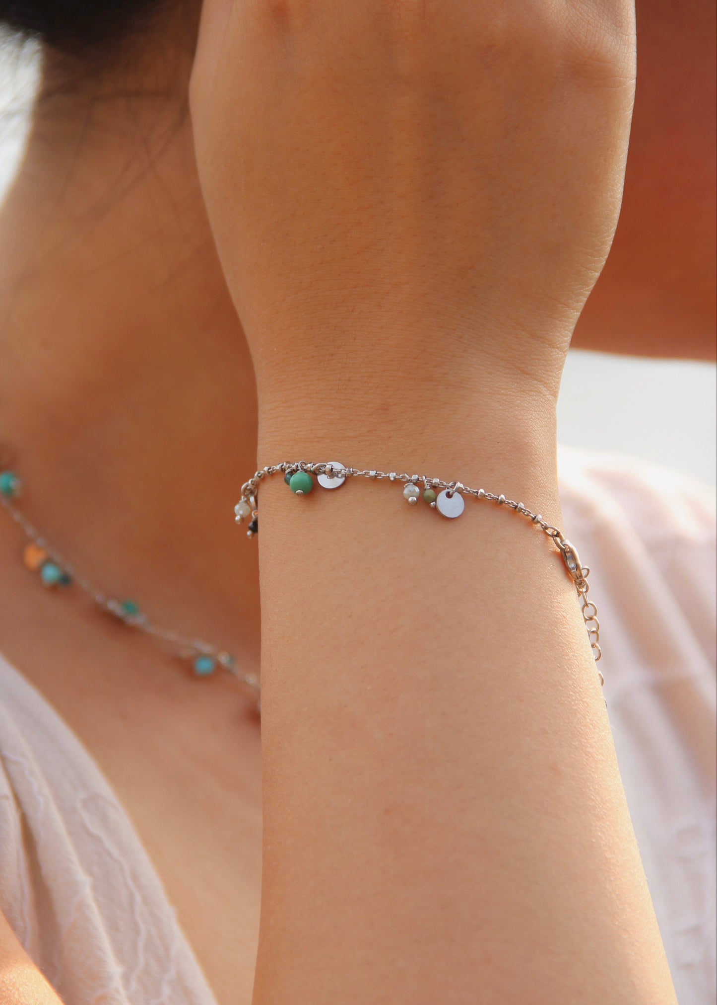 Bracciale Little Princess Summer Edition Laura Sciunnach in argento 925 con pietre di turchese e ciondoli rotondi. Bracciale donna estivo indossato al polso, ideale per look freschi ed eleganti.