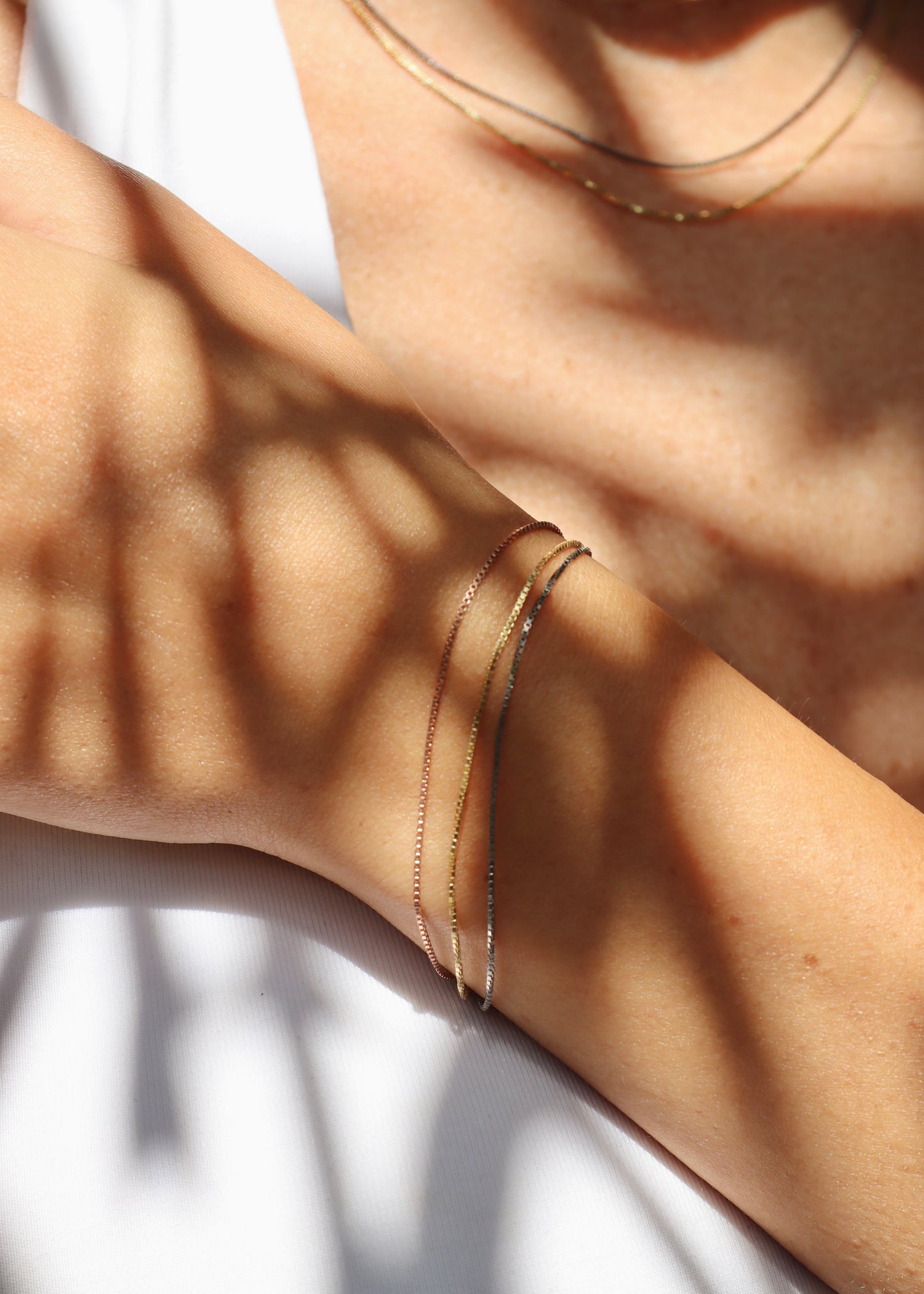 Bracciale Trilogy in argento 925 a tre fili nei tre ori – argento, oro e oro rosa – gioiello elegante, minimal e luminoso Laura Sciunnach.