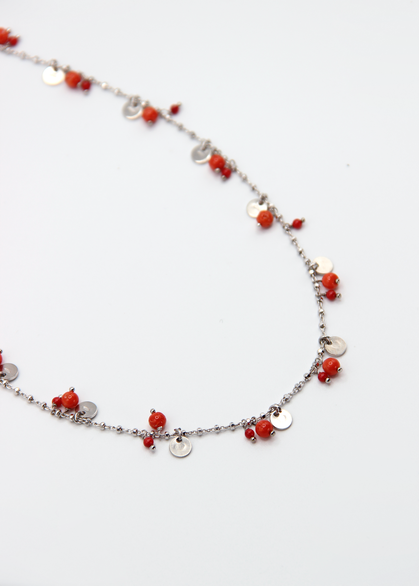 Collana Little Princess Summer Edition Laura Sciunnach in argento 925 con corallo naturale e ciondoli rotondi. Gioiello artigianale estivo Made in Italy perfetto per aggiungere colore e raffinatezza al look.