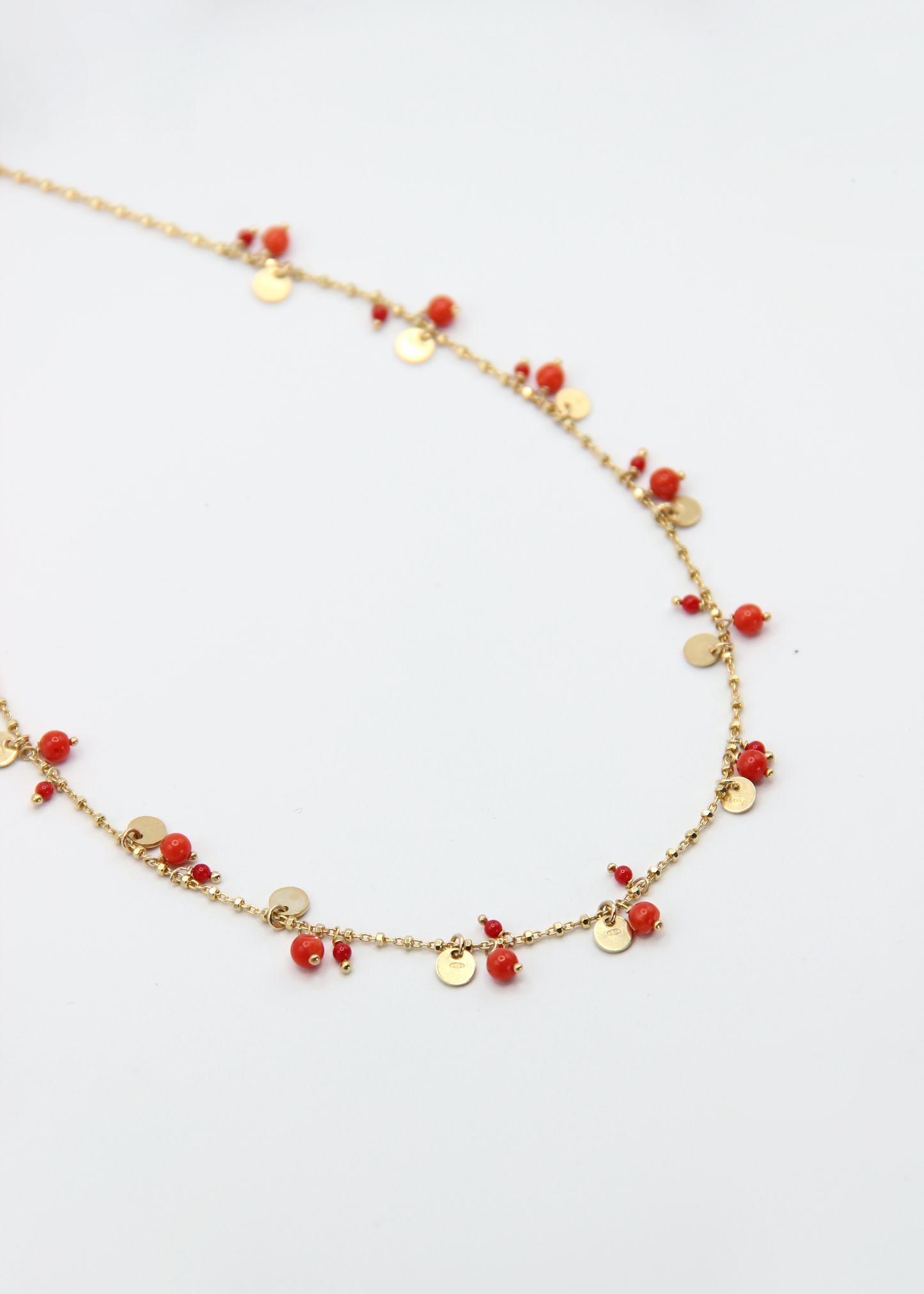 Collana Little Princess Summer Edition Laura Sciunnach in argento 925 placcato oro con corallo naturale e ciondoli rotondi. Gioiello estivo Made in Italy dai toni caldi e luminosi, ideale per impreziosire ogni outfit.