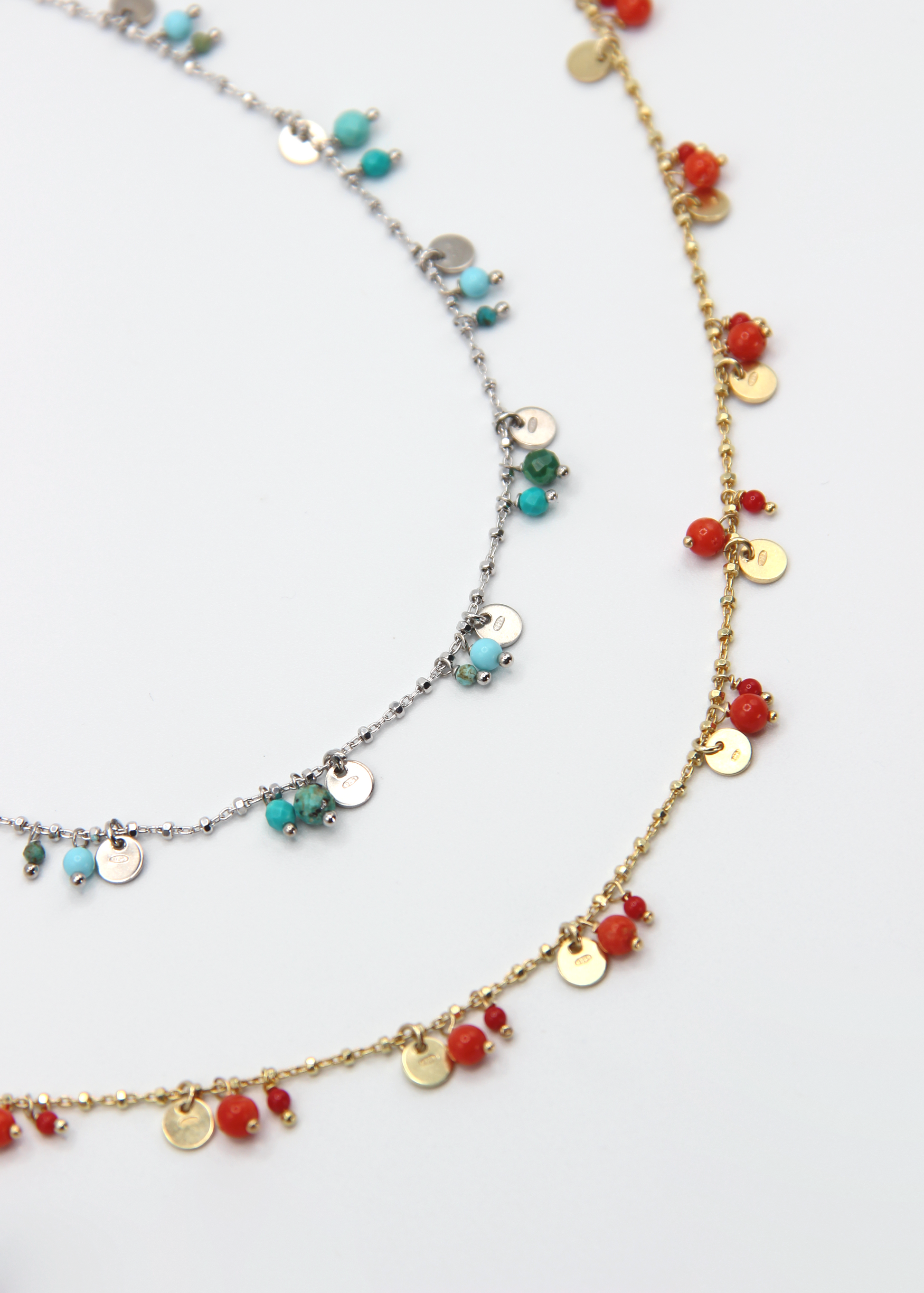 Collana Little Princess Summer Edition Laura Sciunnach nelle varianti turchese e corallo in argento 925. Collana donna artigianale Made in Italy, perfetta per l’estate grazie ai colori vivaci e ai ciondoli luminosi.