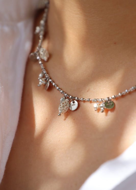 Collana Little Princess Monochrome Laura Sciunnach in argento 925 con ciondoli a pepite, medagliette e trafori, gioiello Made in Italy dal design elegante e moderno.