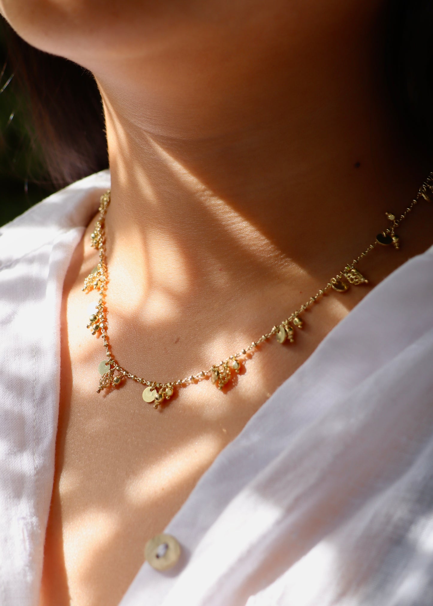 Collana Little Princess Monochrome Laura Sciunnach in argento 925 con ciondoli a pepite, medagliette e trafori, gioiello Made in Italy dal design elegante e moderno.