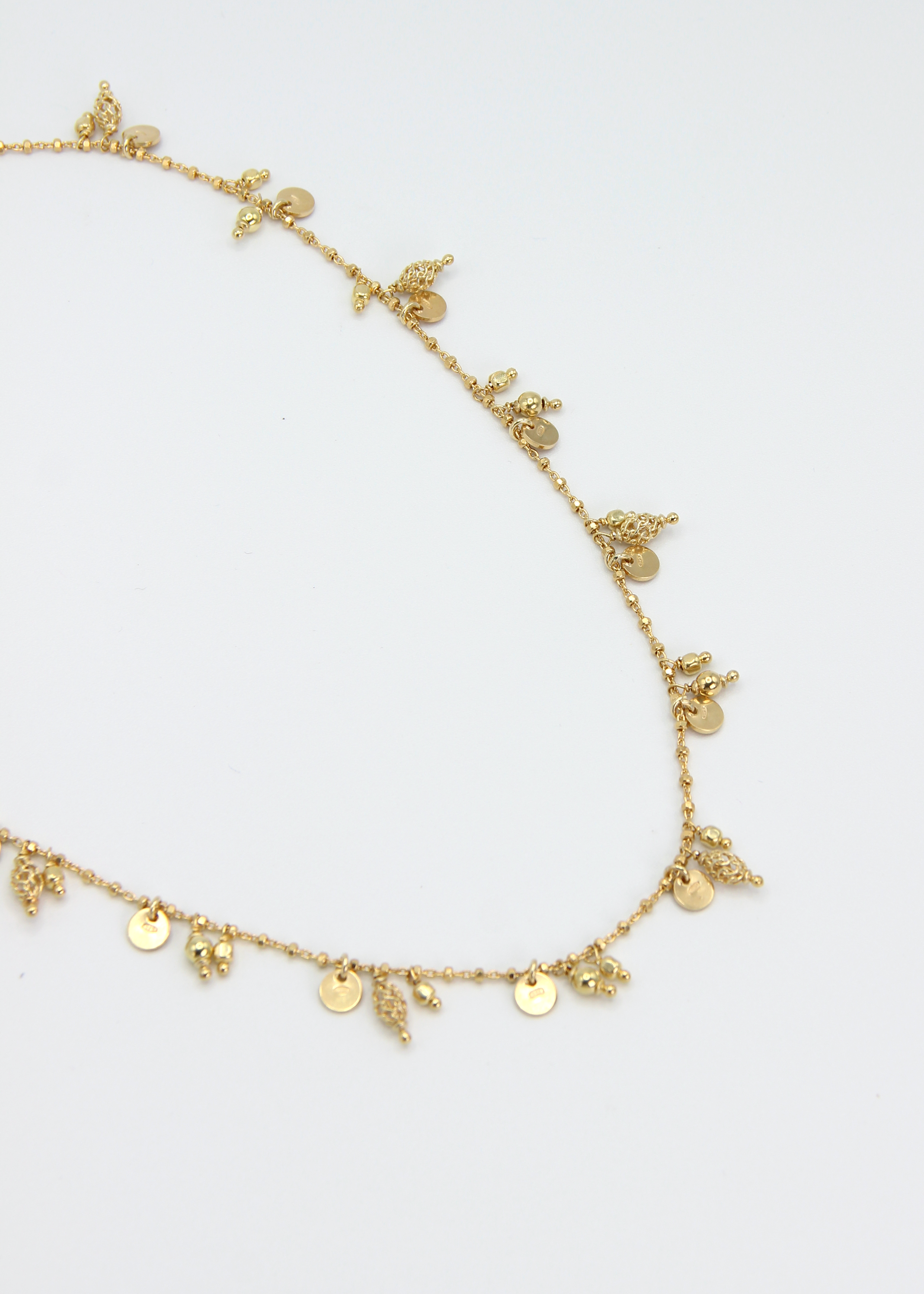 Collana Little Princess Monochrome Laura Sciunnach in argento 925 placcato oro giallo con ciondoli traforati, medagliette e pepite. Collana donna artigianale Made in Italy dal design elegante e luminoso.
