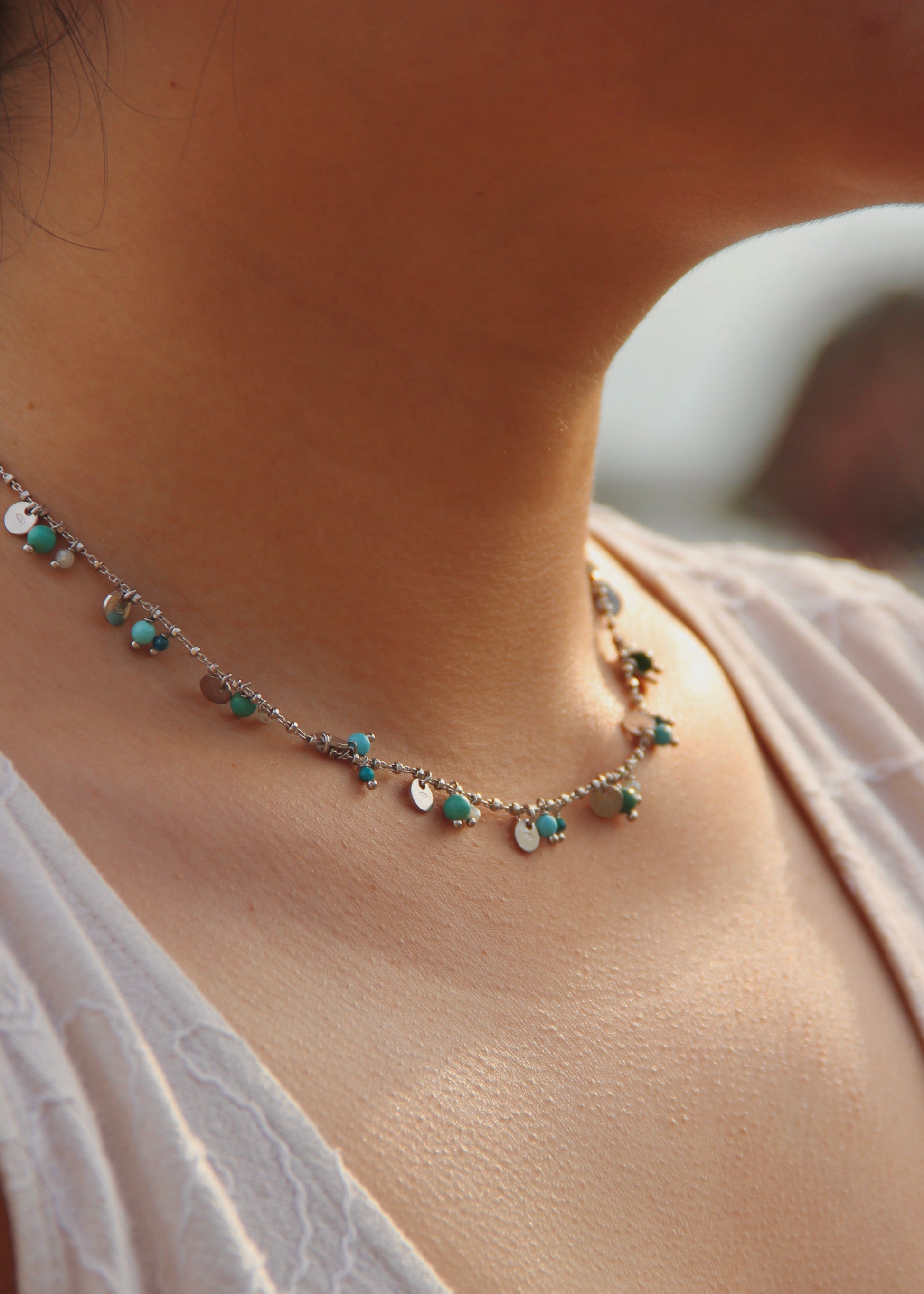 Collana Little Princess Summer Edition Laura Sciunnach in argento 925 con pietre naturali corallo o turchese e ciondoli rotondi, gioiello Made in Italy elegante e raffinato.