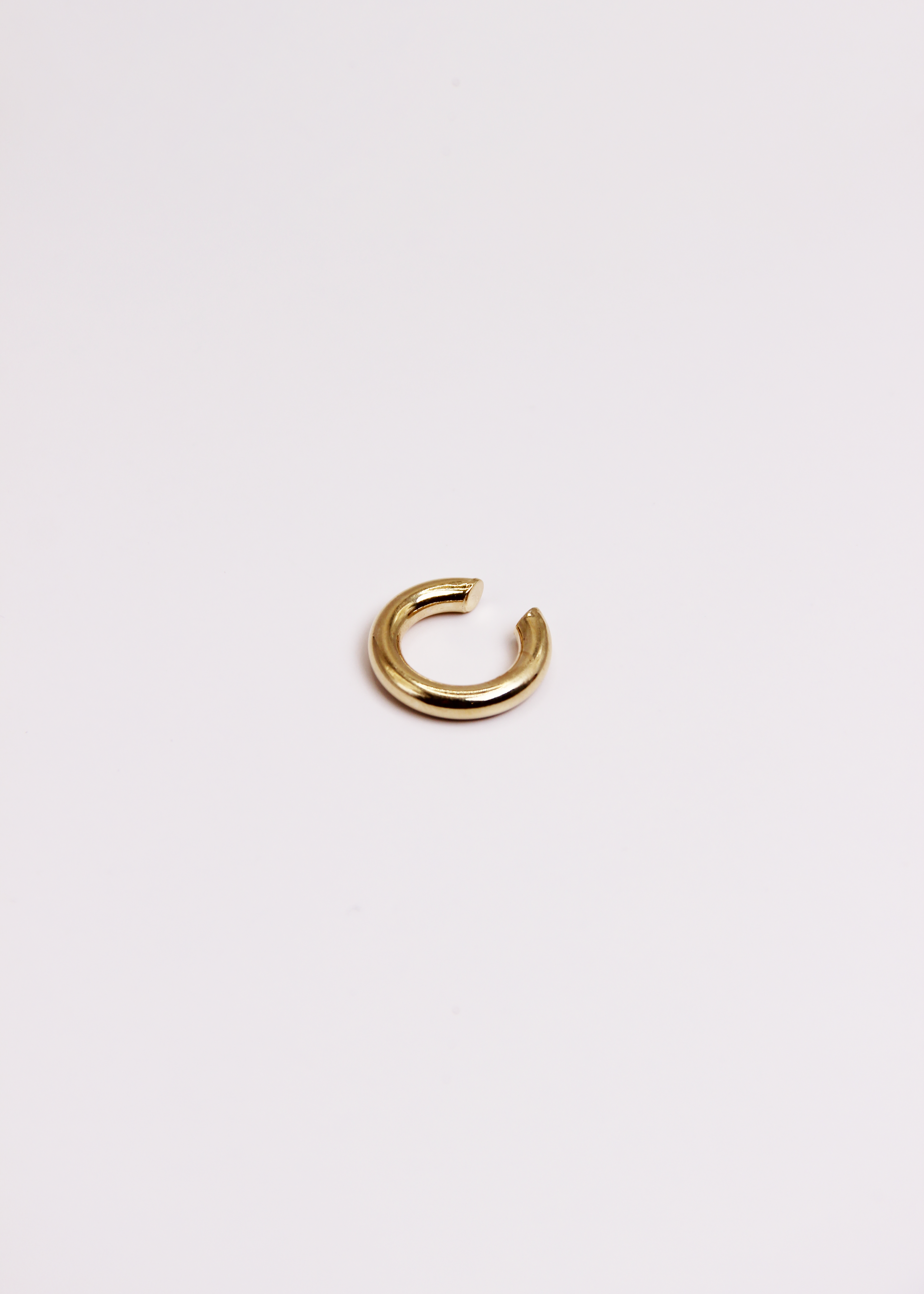 Ear cuff bold liscio sottile in Argento 925, dal design minimalista e raffinato. Orecchino da cartilagine senza chiusura, leggero e versatile, posizionabile in diversi punti dell’orecchio. Ideale per creare combinazioni uniche con altri gioielli. Disponibile anche con placcatura in oro. Diametro: 1,5 cm.  

Acquista su Laura Sciunnach.