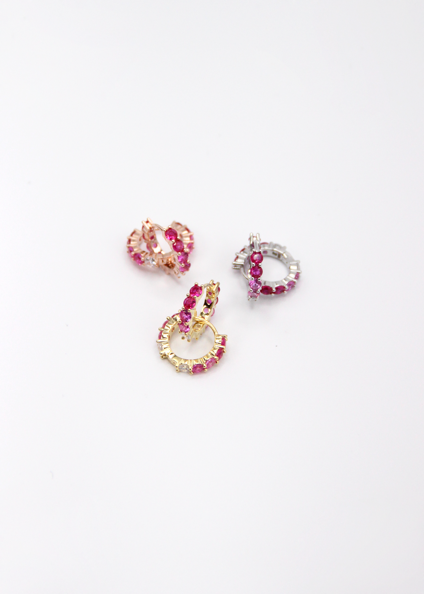 Orecchini hoop in argento con zirconi fucsia e rosa, cerchi luminosi dal design elegante disponibili in finitura argento, oro e oro rosa, diametro 1,5 cm.