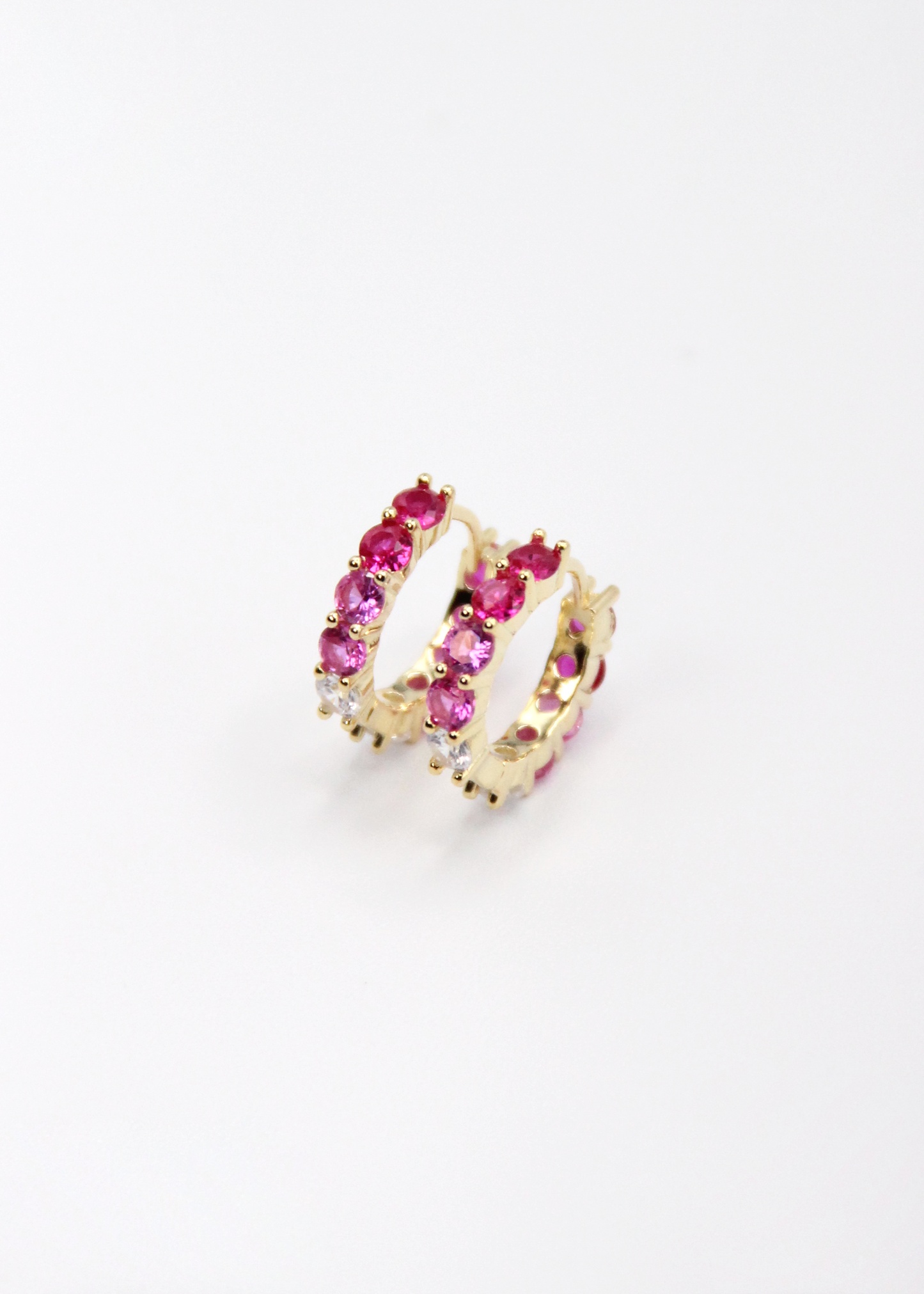 Orecchini hoop in argento con zirconi fucsia e rosa, cerchi luminosi dal design elegante disponibili in finitura argento, oro e oro rosa, diametro 1,5 cm.