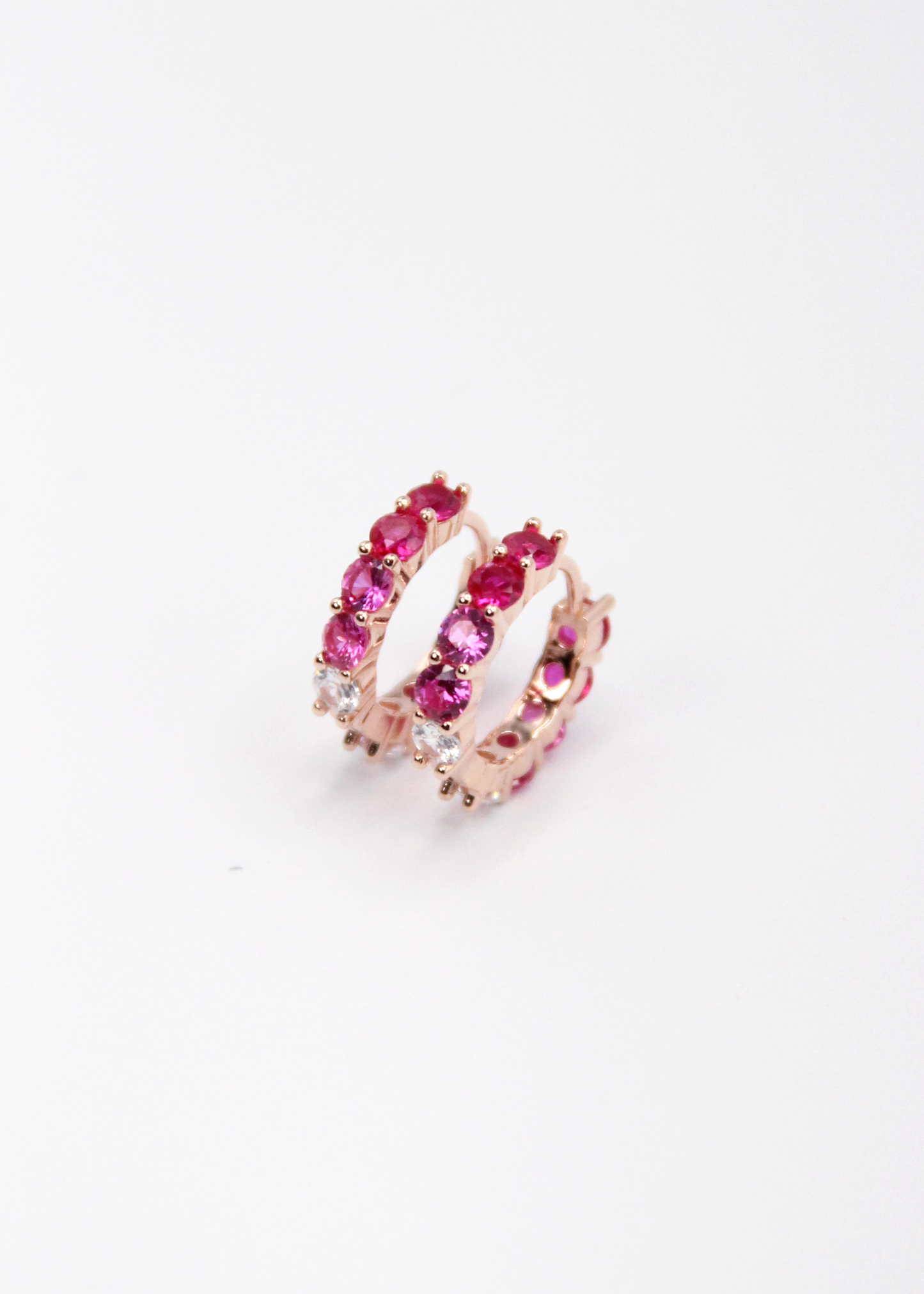 Orecchini hoop in argento con zirconi fucsia e rosa, cerchi luminosi dal design elegante disponibili in finitura argento, oro e oro rosa, diametro 1,5 cm.