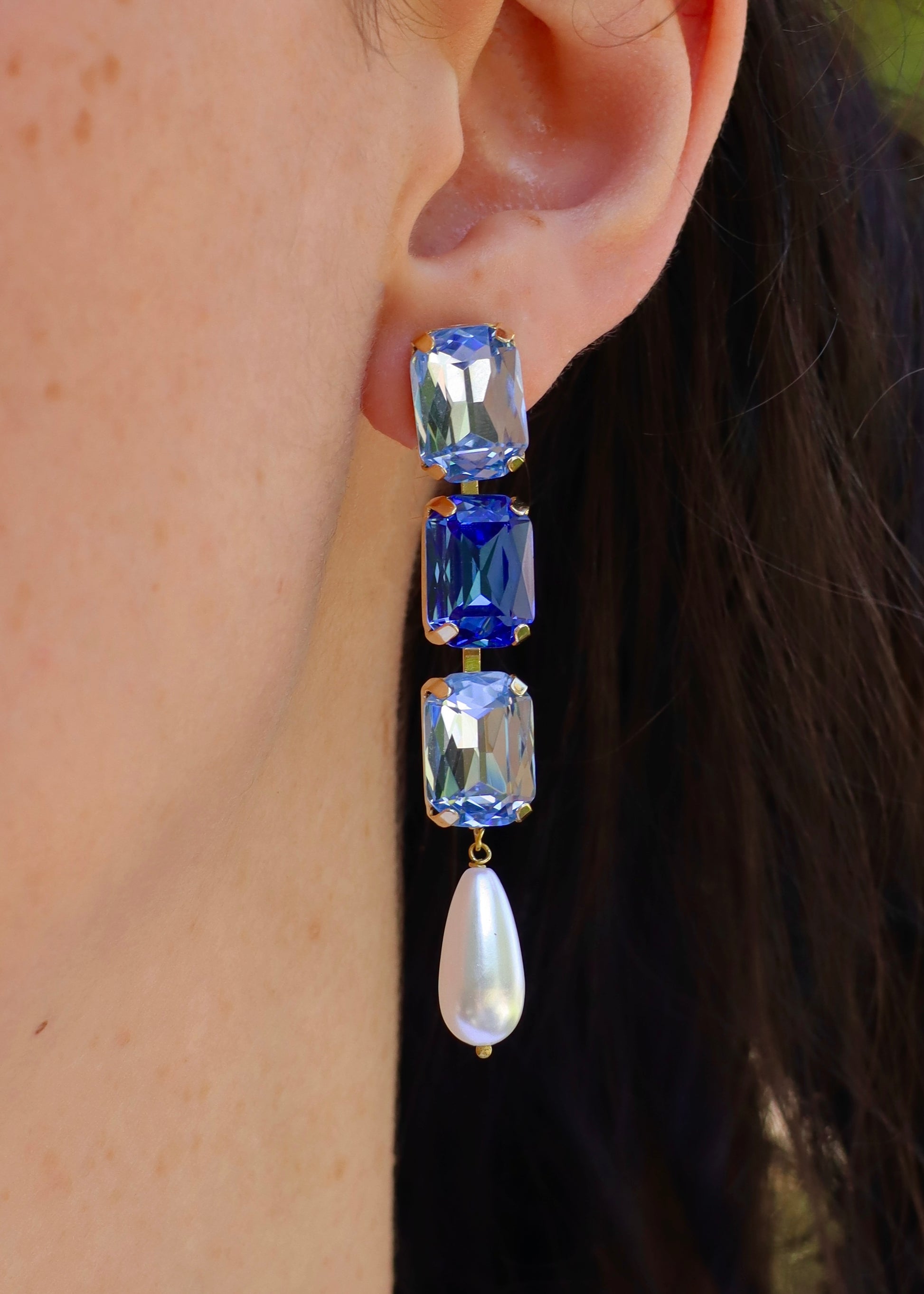 Orecchini lunghi Confetti Cremino Laura Sciunnach in tonalità azzurro e blu, con cristalli sfumati tono su tono e pendente a goccia in perla. Gioielli artigianali luminosi ed eleganti.