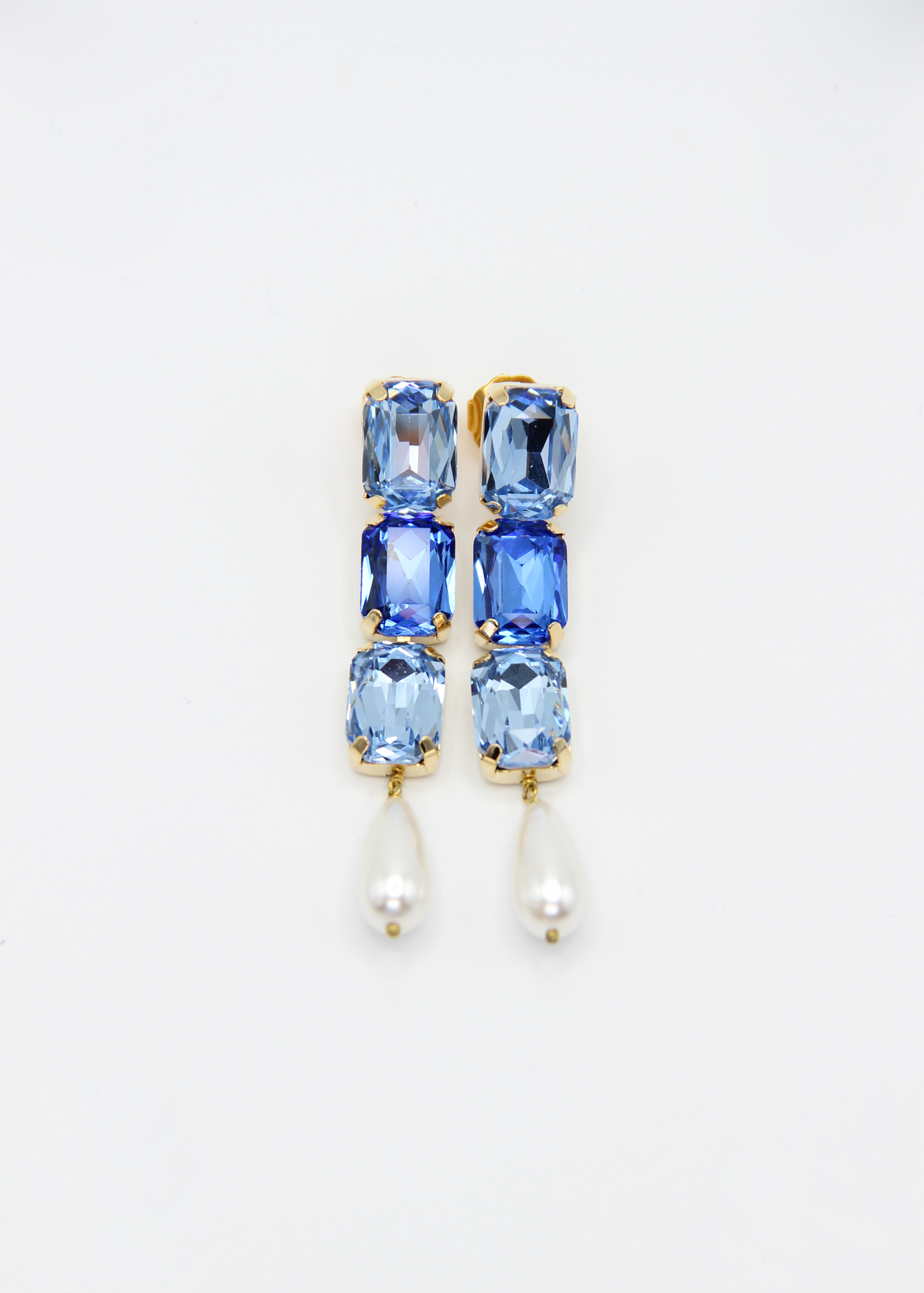 Orecchini lunghi Confetti Cremino Laura Sciunnach in tonalità azzurro e blu, con cristalli sfumati tono su tono e pendente a goccia in perla. Gioielli artigianali luminosi ed eleganti.